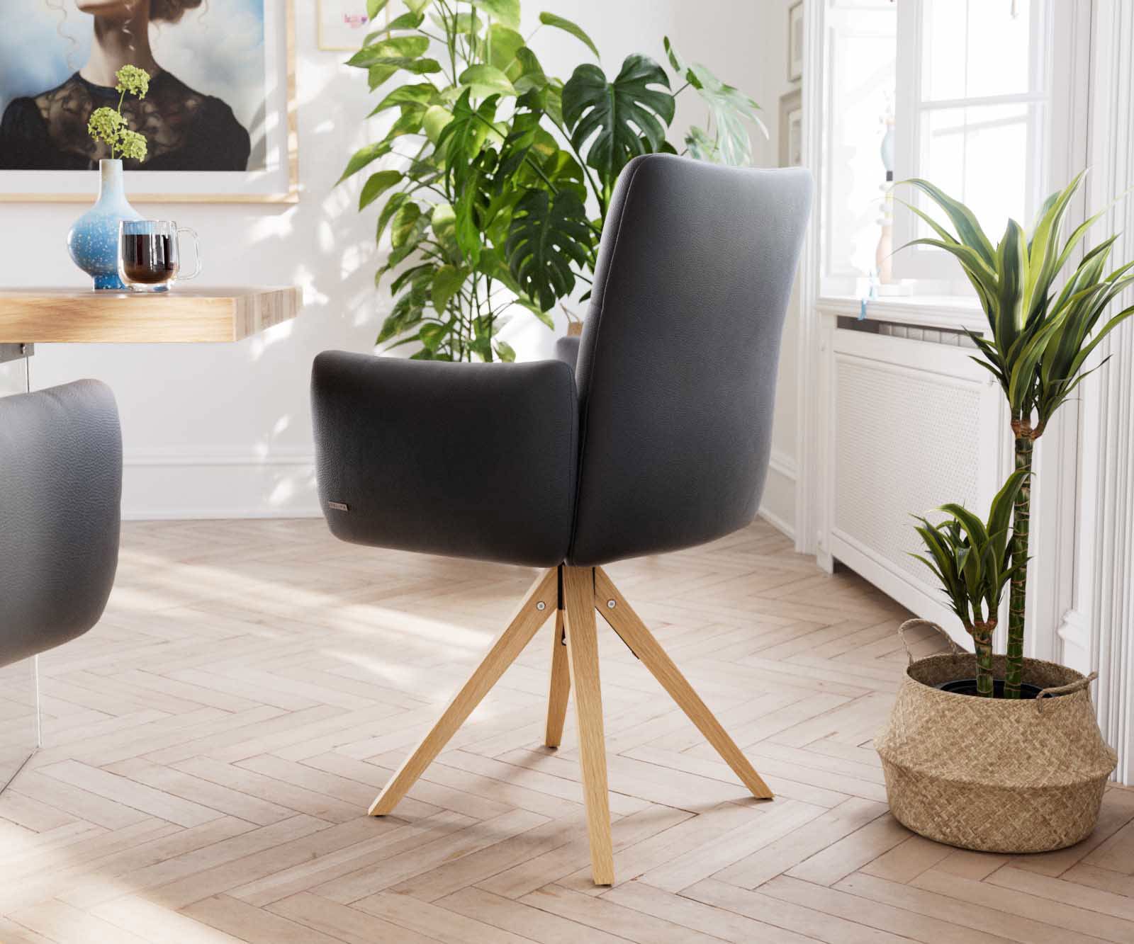 Chaise-pivotante Jova-Flex avec accoudoirs cuir de vache noir pied en bois angulaire naturel pivotement sur 180° ressorts ensachés 3 Chaise-pivotante Jova-Flex avec accoudoirs cuir de vache noir pied en bois angulaire naturel pivotement sur 180° ressorts ensachés 3