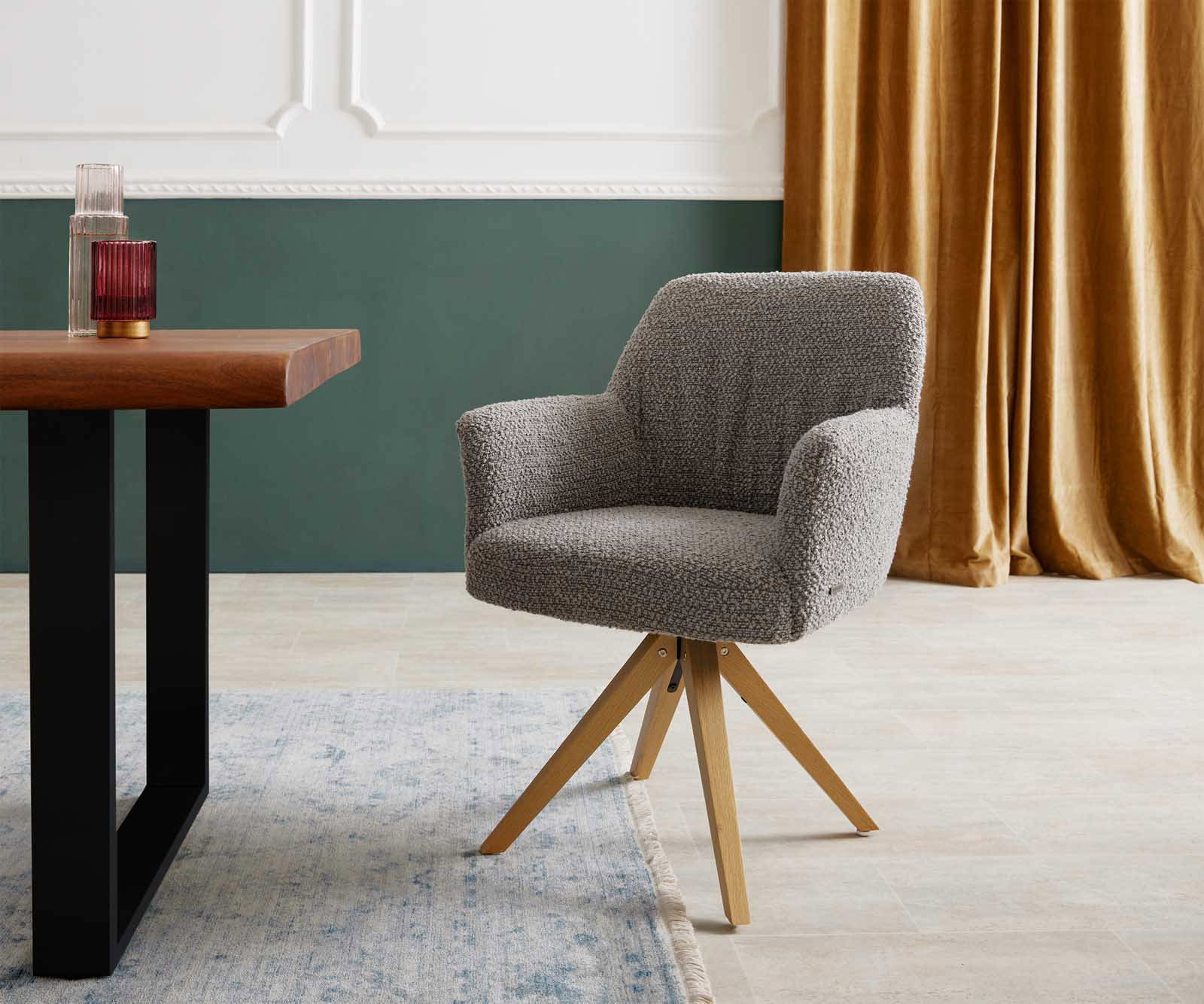 Chaise-pivotante Xana-Flex avec accoudoirs bouclé gris argenté pied en bois angulaire naturel pivotement sur 180° ressorts ensachés