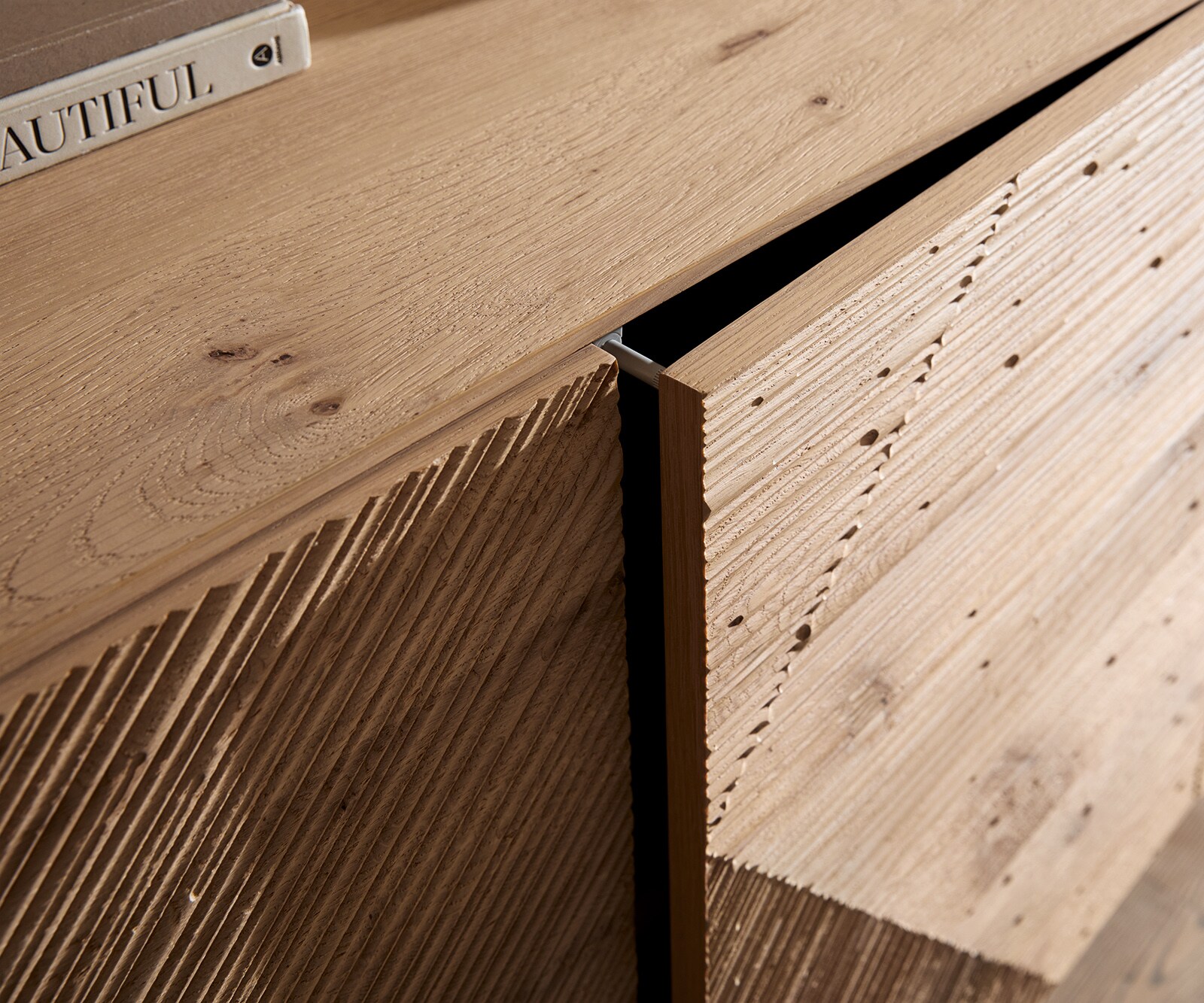 Buffet Tereos 200 cm chêne naturel effet 3D 4 portes patins en acier inoxydable brossé 3