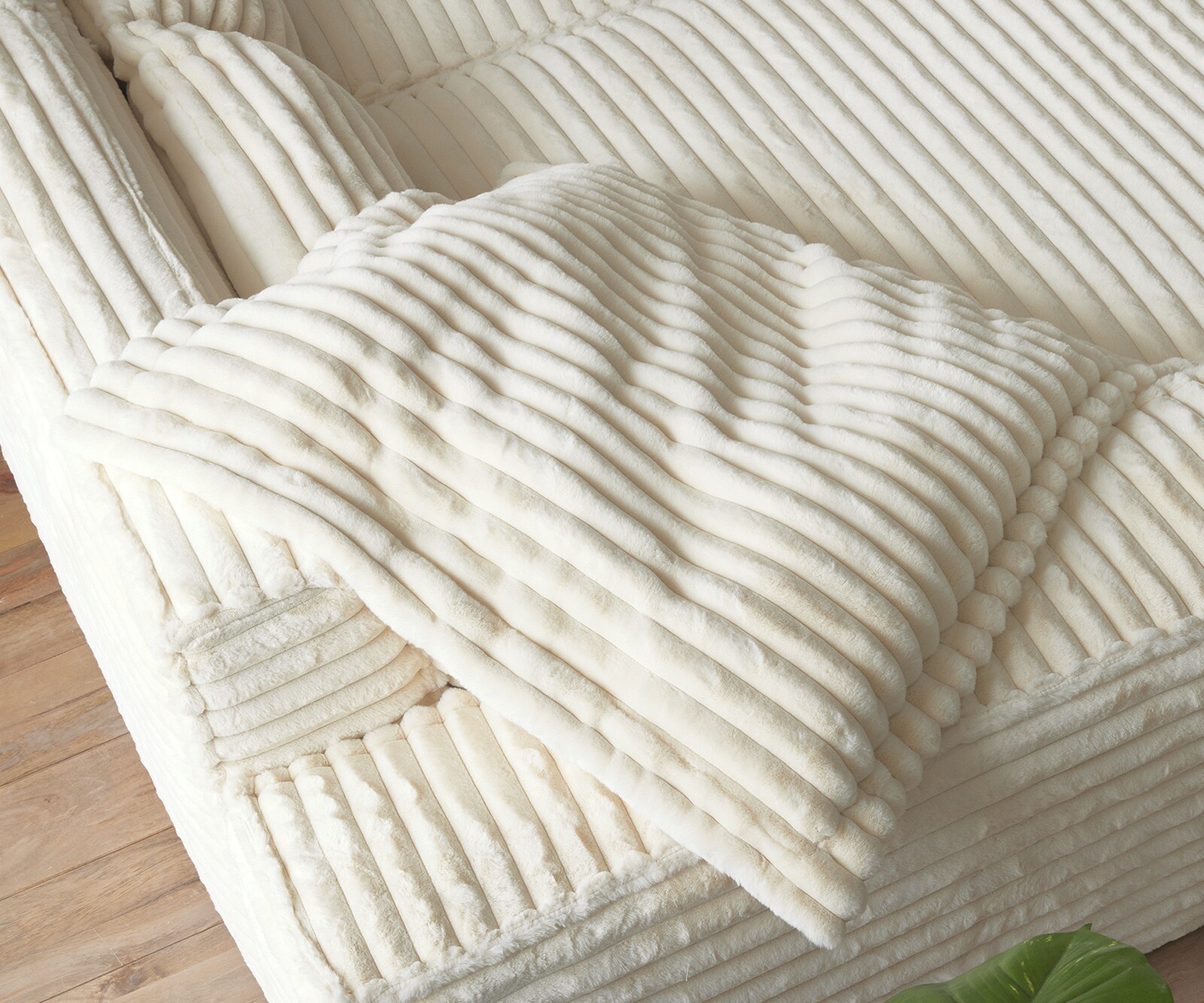Coussin décoratif Sirpio XL en velours côtelé peluche beige 85x85 2