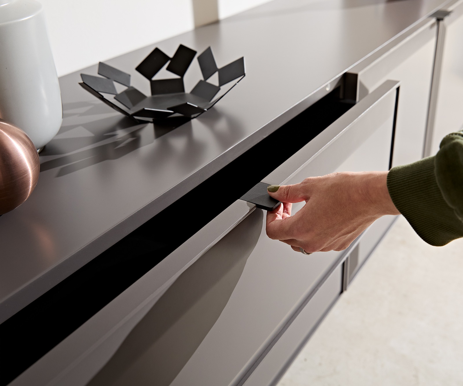 Meuble-TV Marellia 220 cm Gris 3 portes 2 tiroirs Pied équerre inoxydable 3 Meuble-TV Marellia 220 cm Gris 3 portes 2 tiroirs Pied équerre inoxydable 3