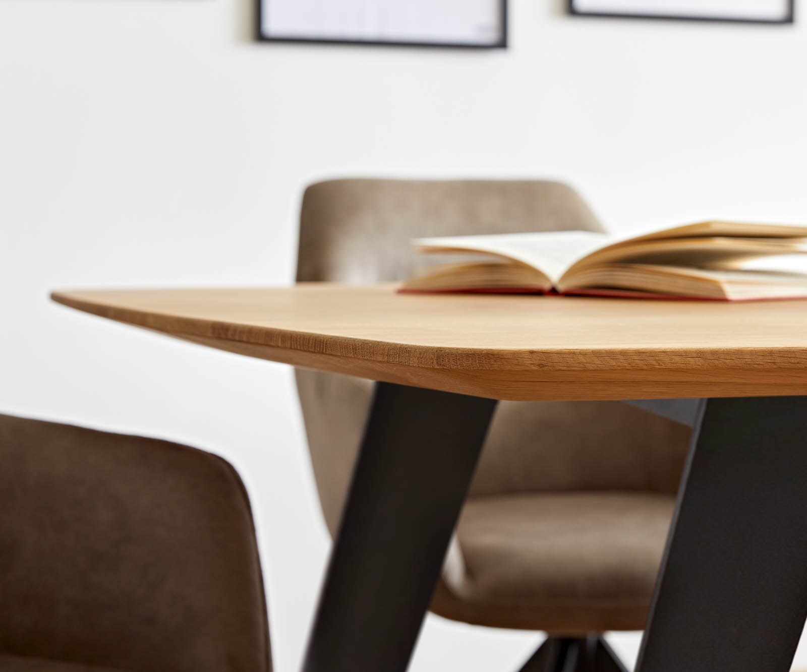 Table à manger Edge Boot 200x100x2,5-3 chêne nature métal inclinée noir bord suisse 4