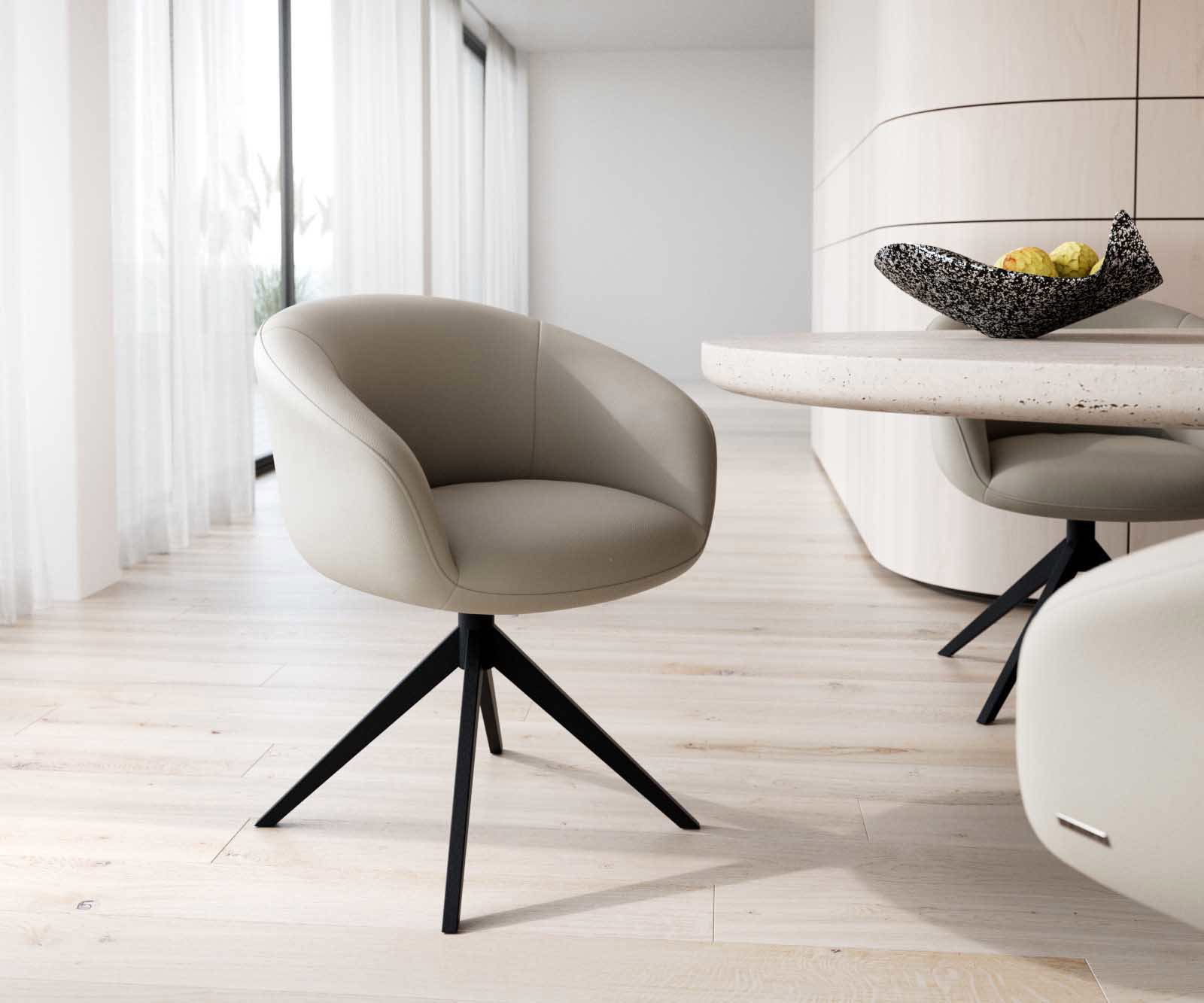 Chaise-pivotante Vinka-Flex avec accoudoirs cuir de vache couleur boue pied croisé large noir pivotement sur 360° ressorts ensachés