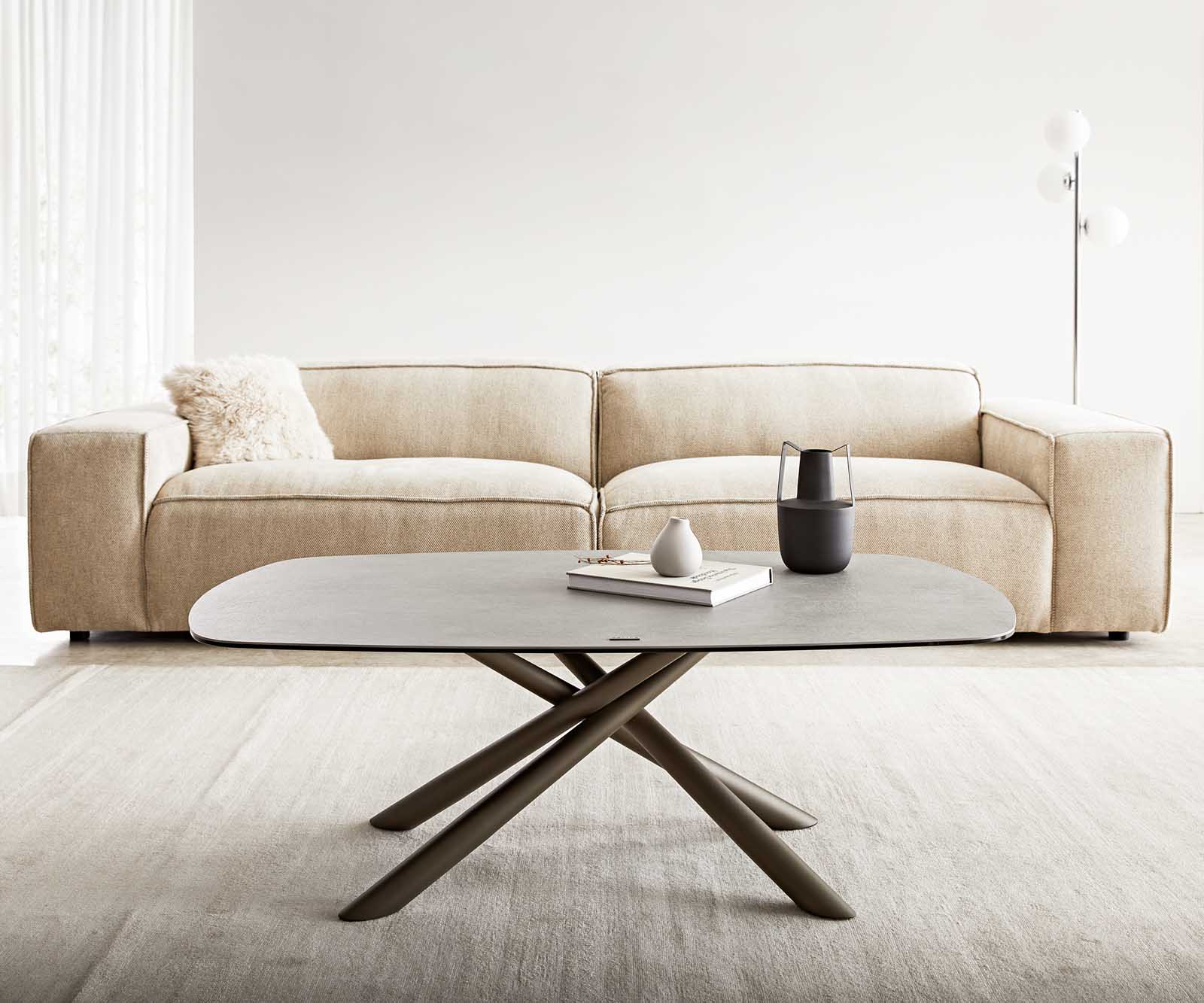 Table basse Sarita 120x70 cm Céramique Aspetto Concreto Couleur béton Piétement Effektifinish Titan 2 Table basse Sarita 120x70 cm Céramique Aspetto Concreto Couleur béton Piétement Effektifinish Titan 2