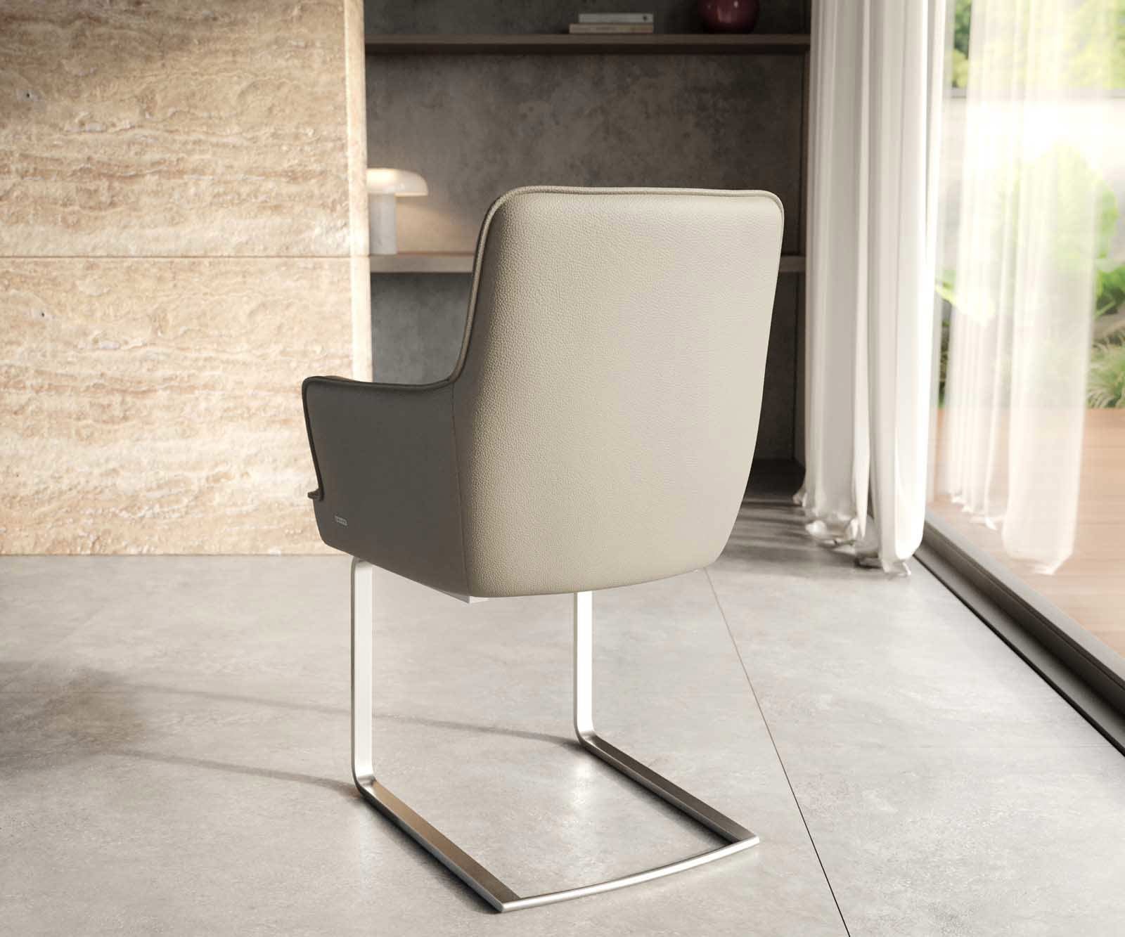 Cantilever Heira-Flex avec accoudoirs cuir de vache couleur boue pied cantilever plat acier inoxydable brossé ressorts ensachés 3 Cantilever Heira-Flex avec accoudoirs cuir de vache couleur boue pied cantilever plat acier inoxydable brossé ressorts ensachés 3