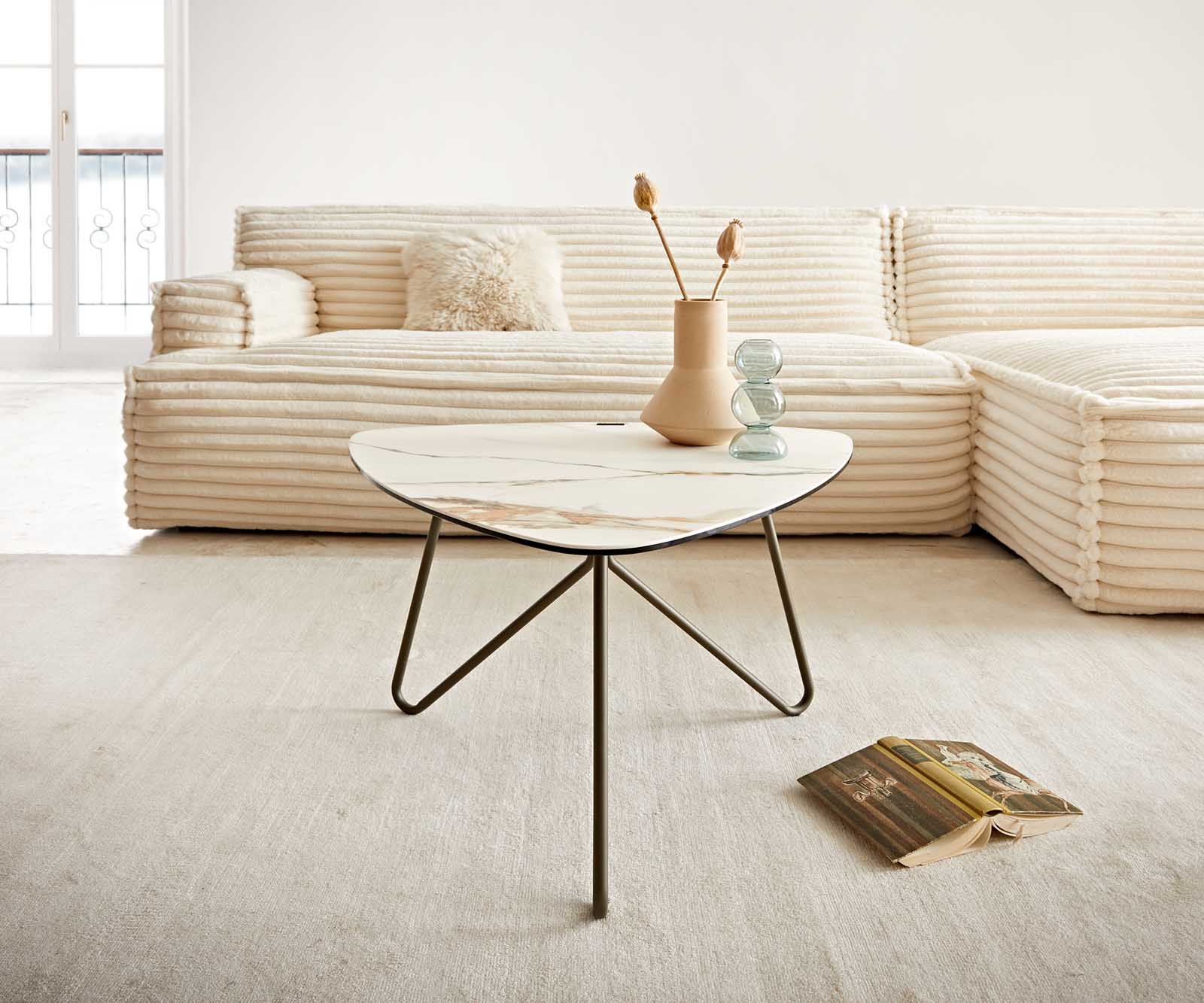 Table-basse Ekrem 65x65 cm céramique Calacatta Luxe blanc-or-gris piètement croisé rond métal effet titane 2