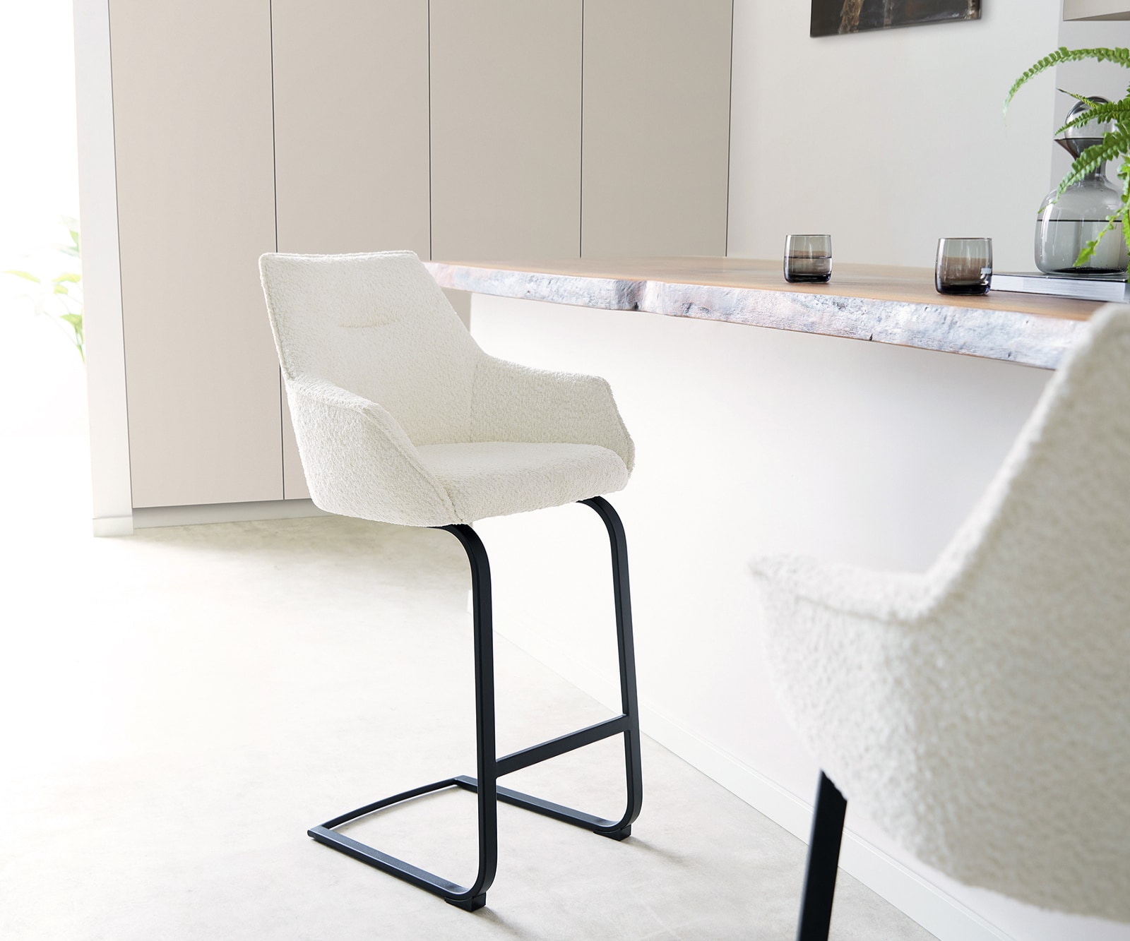 Chaise-de-bar Alja-Flex Bouclé Blanc cadre luge plat Métal Noir Ressorts ensachés 1