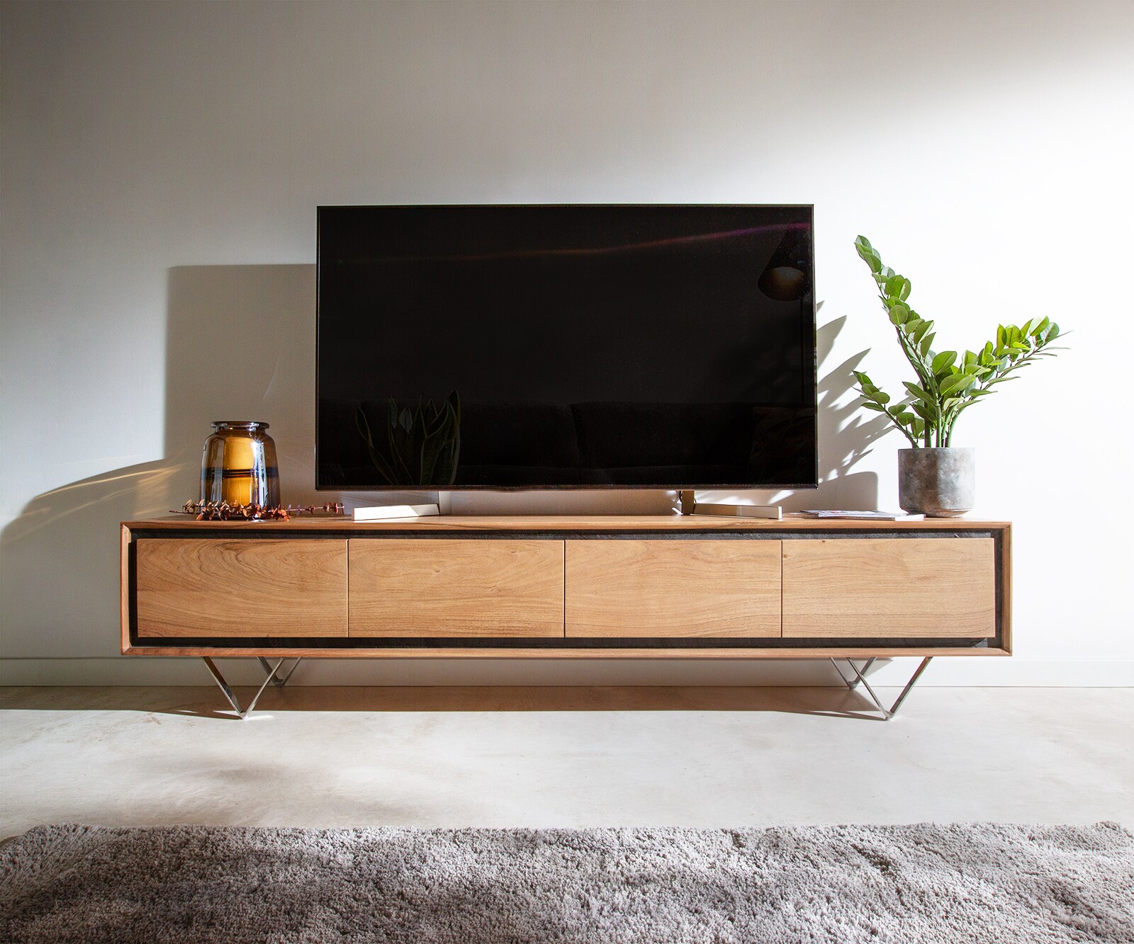 Buffet bas Stonegrace 200 cm acacia nature 4 portes placage en pierre pieds en V 1