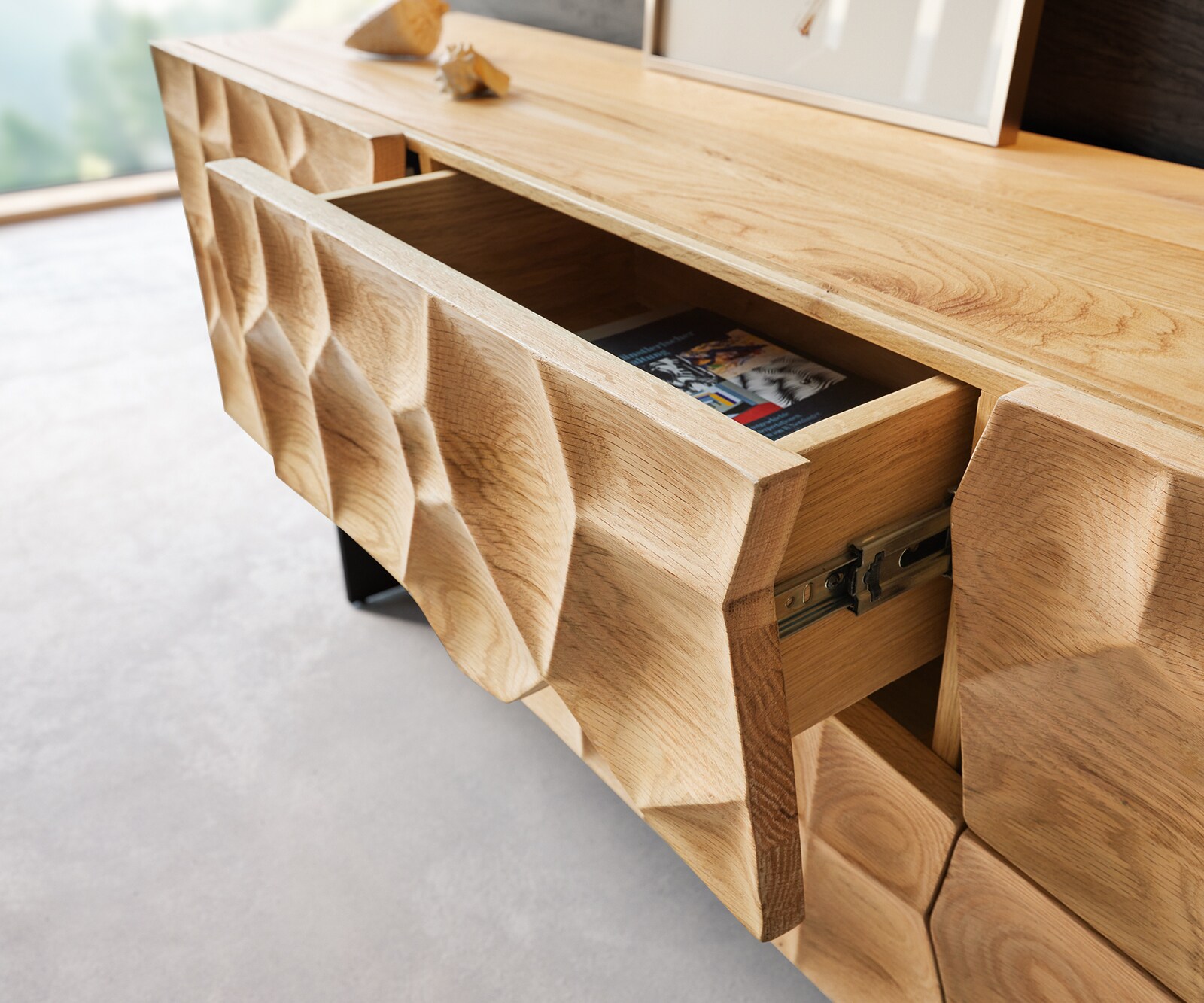 Meuble TV Solu 175 cm en chêne naturel 2 portes 2 tiroirs Pieds en métal noir face avant 3D. 3