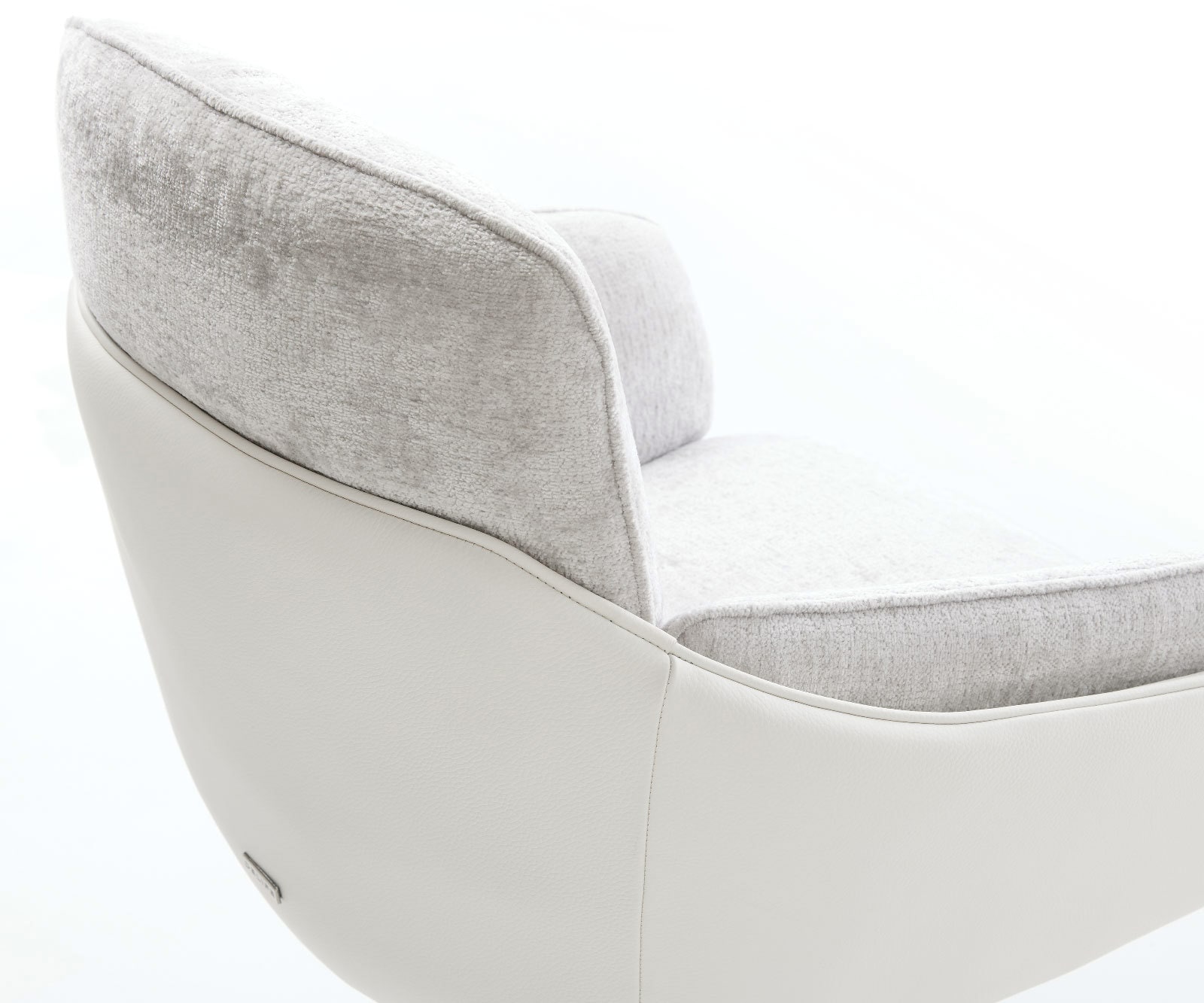 Cantilever Luan-Flex avec accoudoirs tissu mixte cuir de vache blanc-gris argenté pied cantilever plat blanc 3 Cantilever Luan-Flex avec accoudoirs tissu mixte cuir de vache blanc-gris argenté pied cantilever plat blanc 3