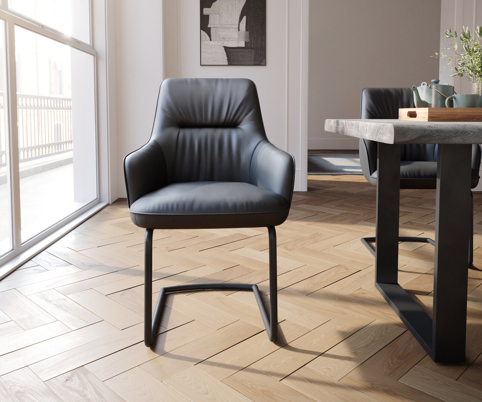 Cantilever Zelia-Flex avec accoudoirs cuir de vache noir pied cantilever rond noir ressorts ensachés 2
