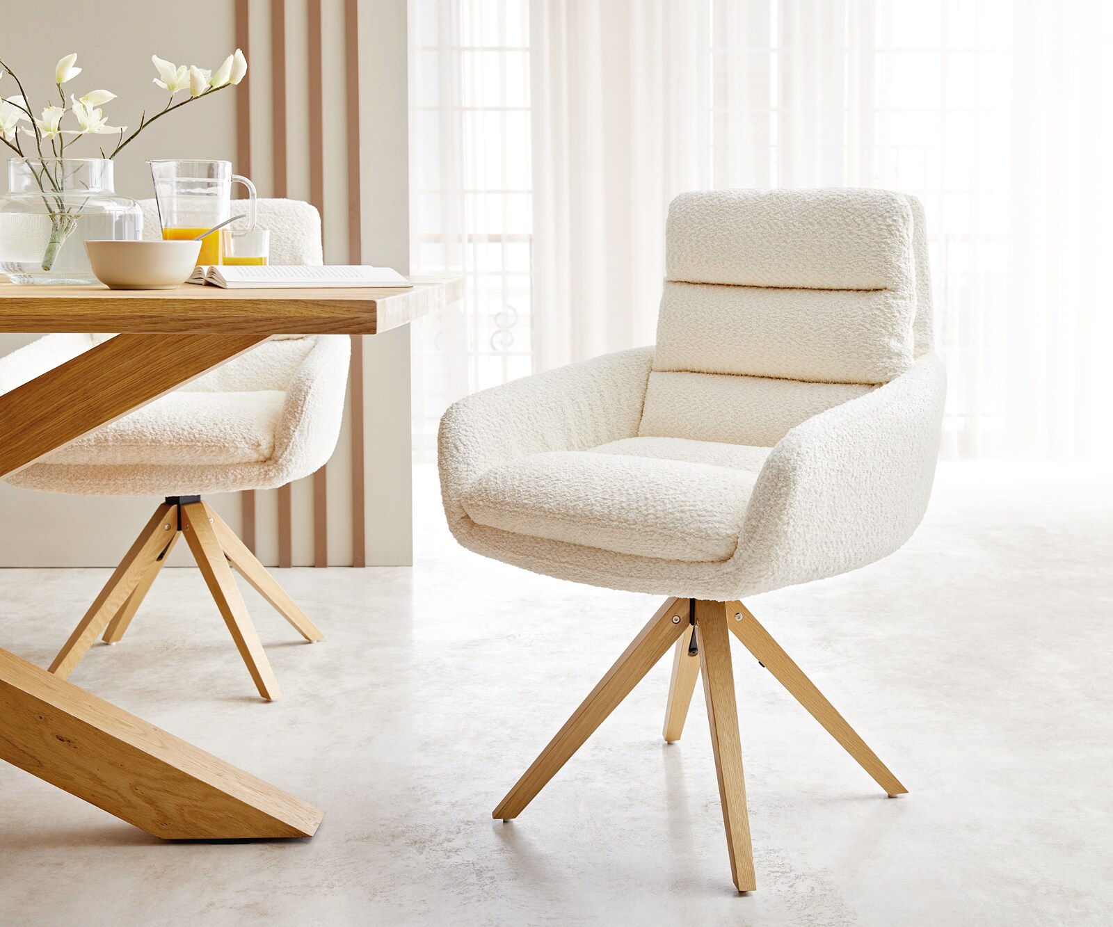 Chaise-de-salle-à-manger Abelia-Flex avec accoudoirs bouclé blanc pied en bois angulaire naturel