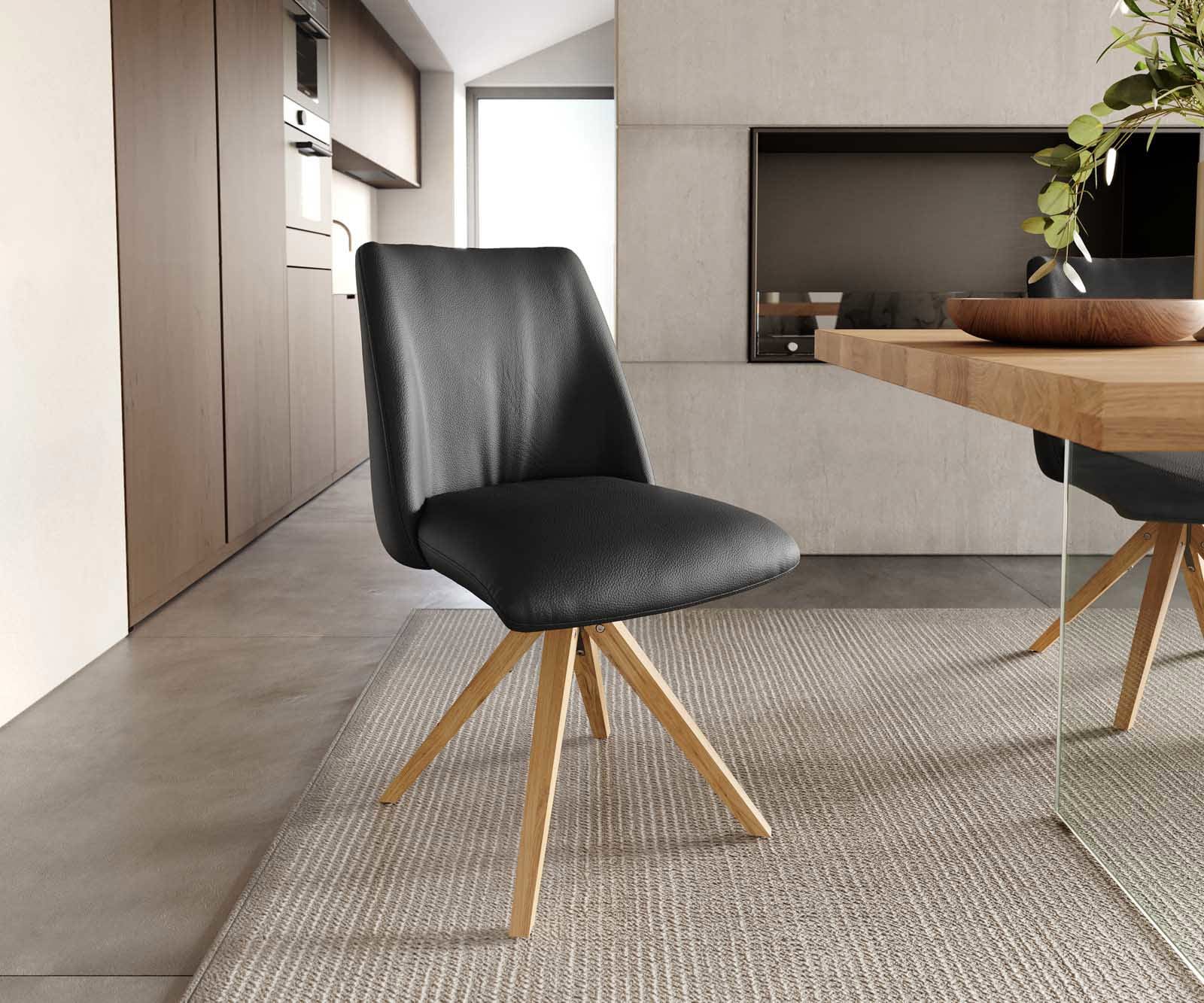 Chaise-pivotante Elso-Flex cuir de vache noir pied en bois angulaire naturel pivotement sur 180° ressorts ensachés Chaise-pivotante Elso-Flex cuir de vache noir pied en bois angulaire naturel pivotement sur 180° ressorts ensachés