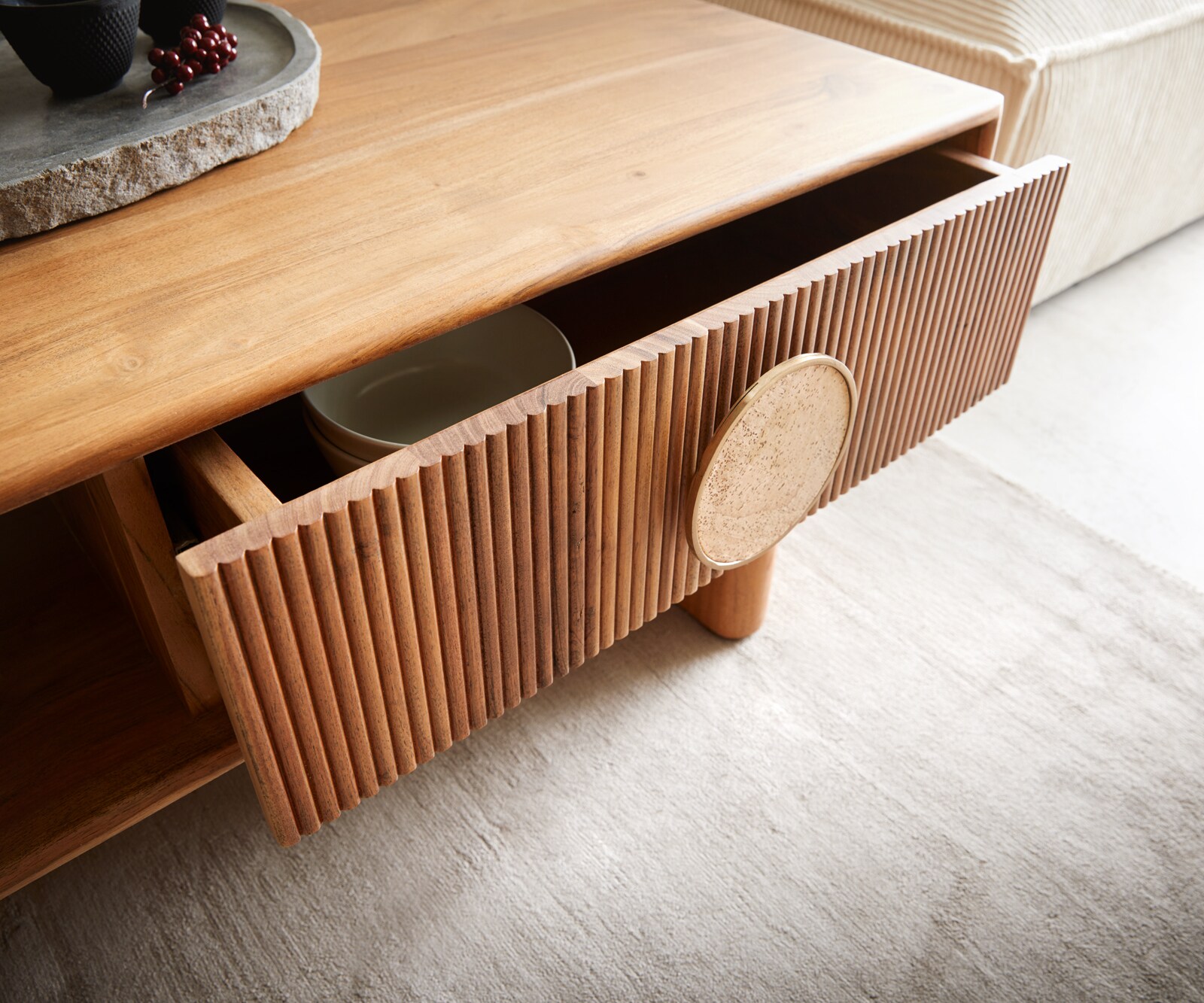 Table-basse Surimu 115x60 cm acacia brun clair 2 tiroirs liège-poignée pieds en bois 5