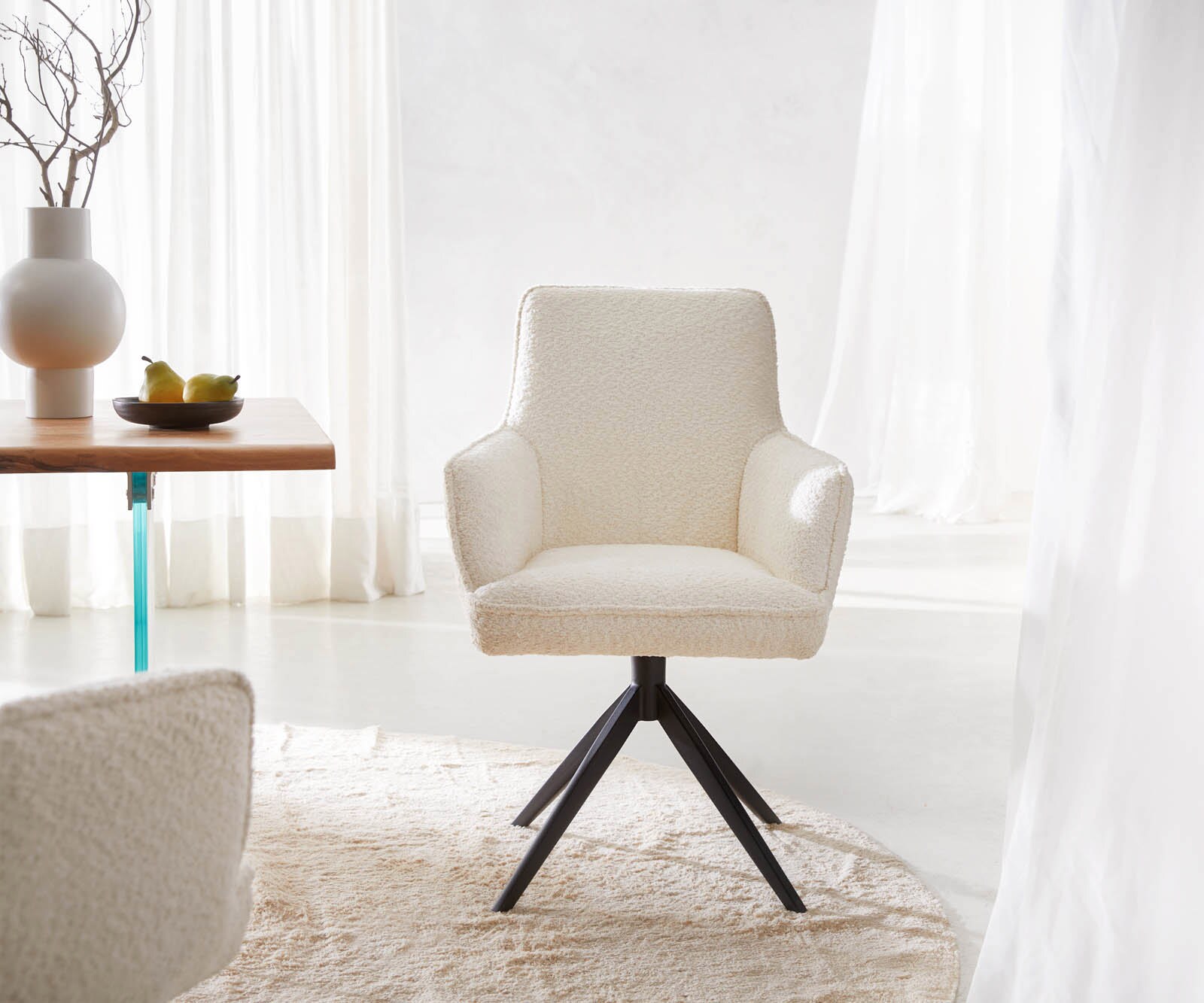 Chaise-pivotante Heira-Flex avec accoudoirs bouclé blanc pied croisé large noir pivotement sur 360° ressorts ensachés 1 Chaise-pivotante Heira-Flex avec accoudoirs bouclé blanc pied croisé large noir pivotement sur 360° ressorts ensachés 1