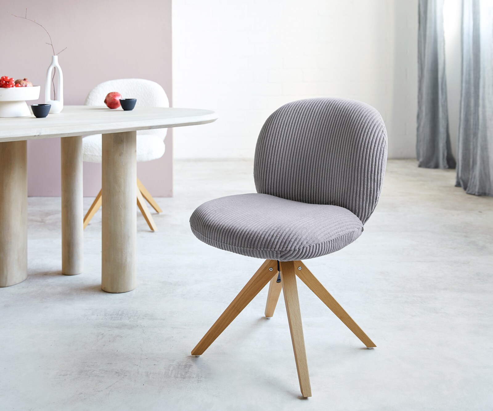 Chaise-pivotante Nube-Flex côtelé gris argenté pied en bois angulaire naturel pivotement sur 180° ressorts ensachés