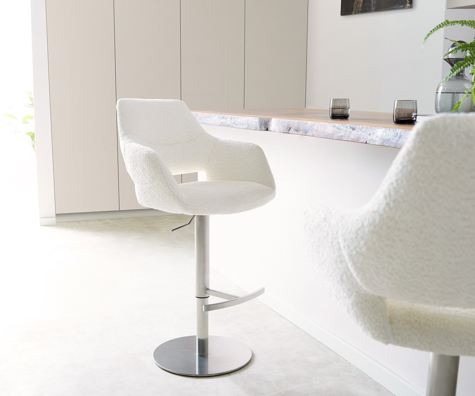 Chaise-de-bar Yago-Flex Bouclé Blanc Pied pivotant réglable en hauteur Acier inoxydable pivotant Ressorts ensachés