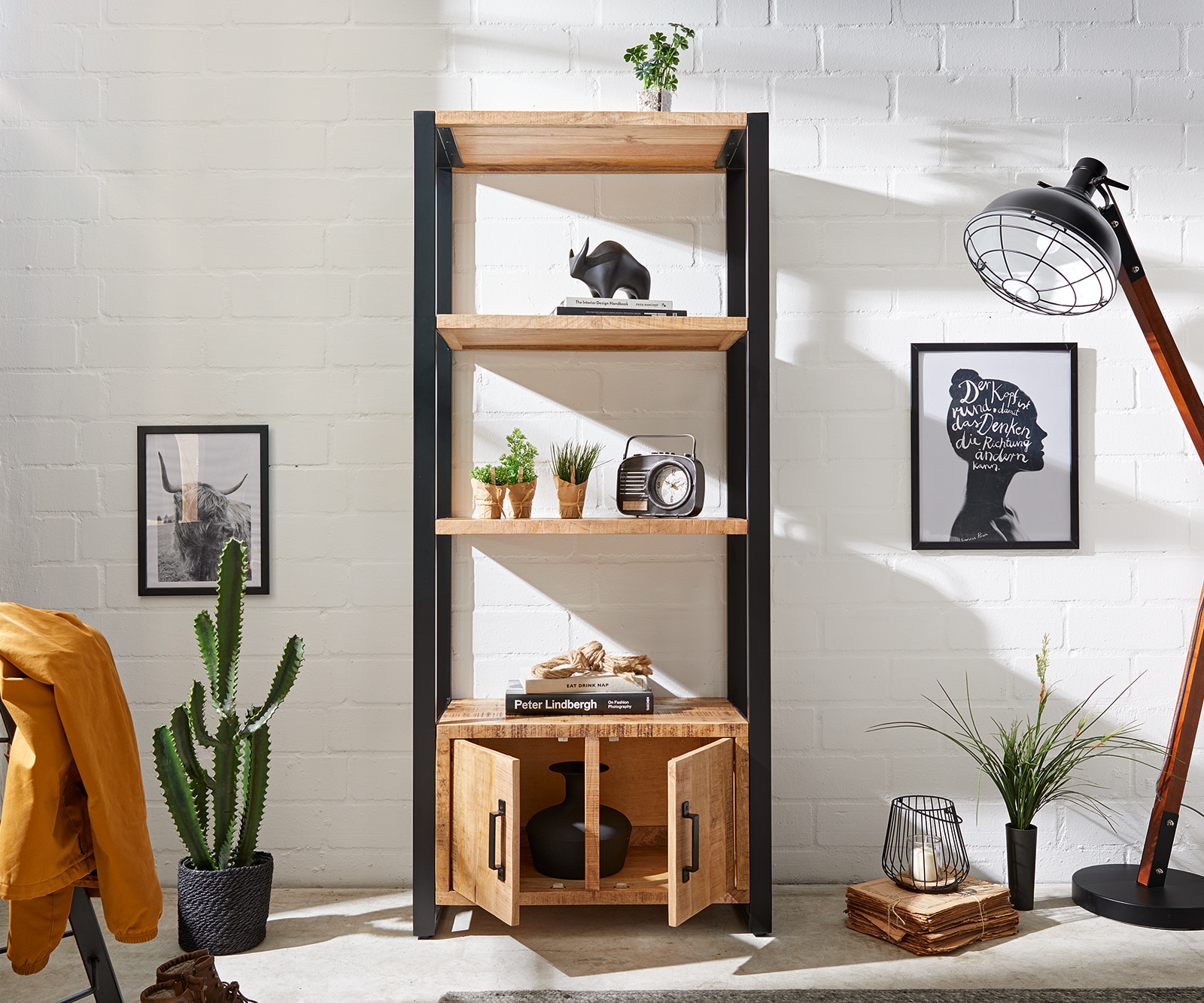 Bibliothèque Crompton 80x185cm Manguier Naturel Métal Noir 3 compartiments 2 portes 4