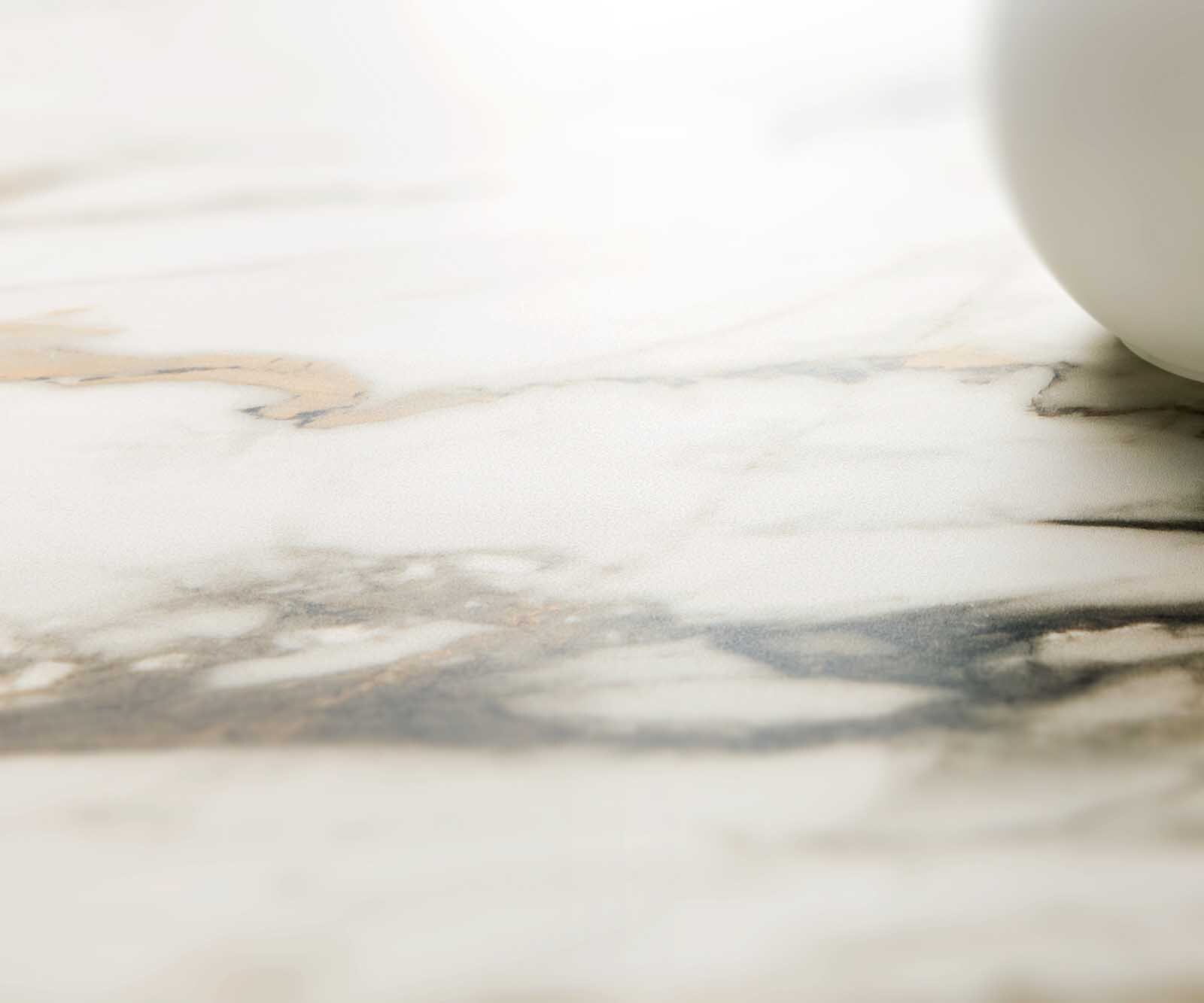 Table à manger Edge 300x100 céramique Calacatta Luxe blanc-doré-gris cadre en V acier plat noir 5