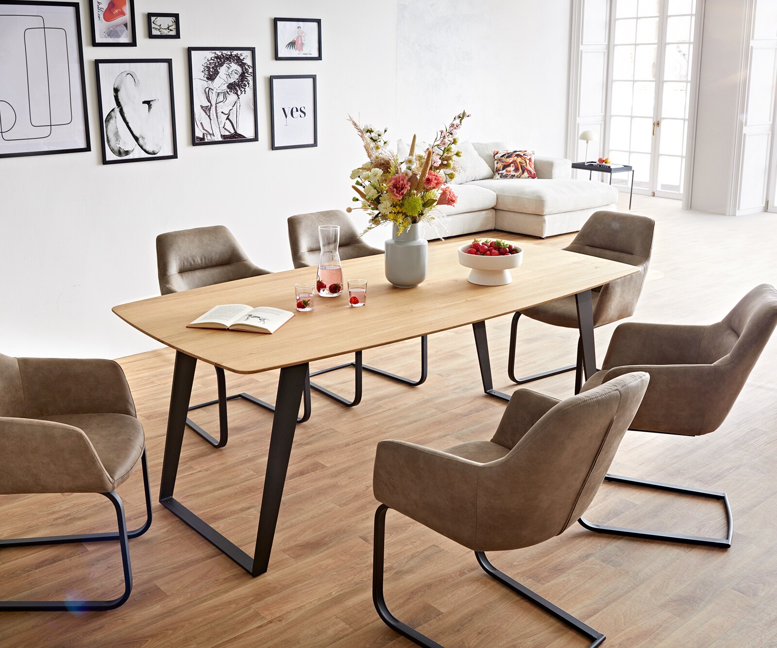 Table à manger Edge Boot 200x100x2,5-3 chêne nature métal inclinée noir bord suisse 6