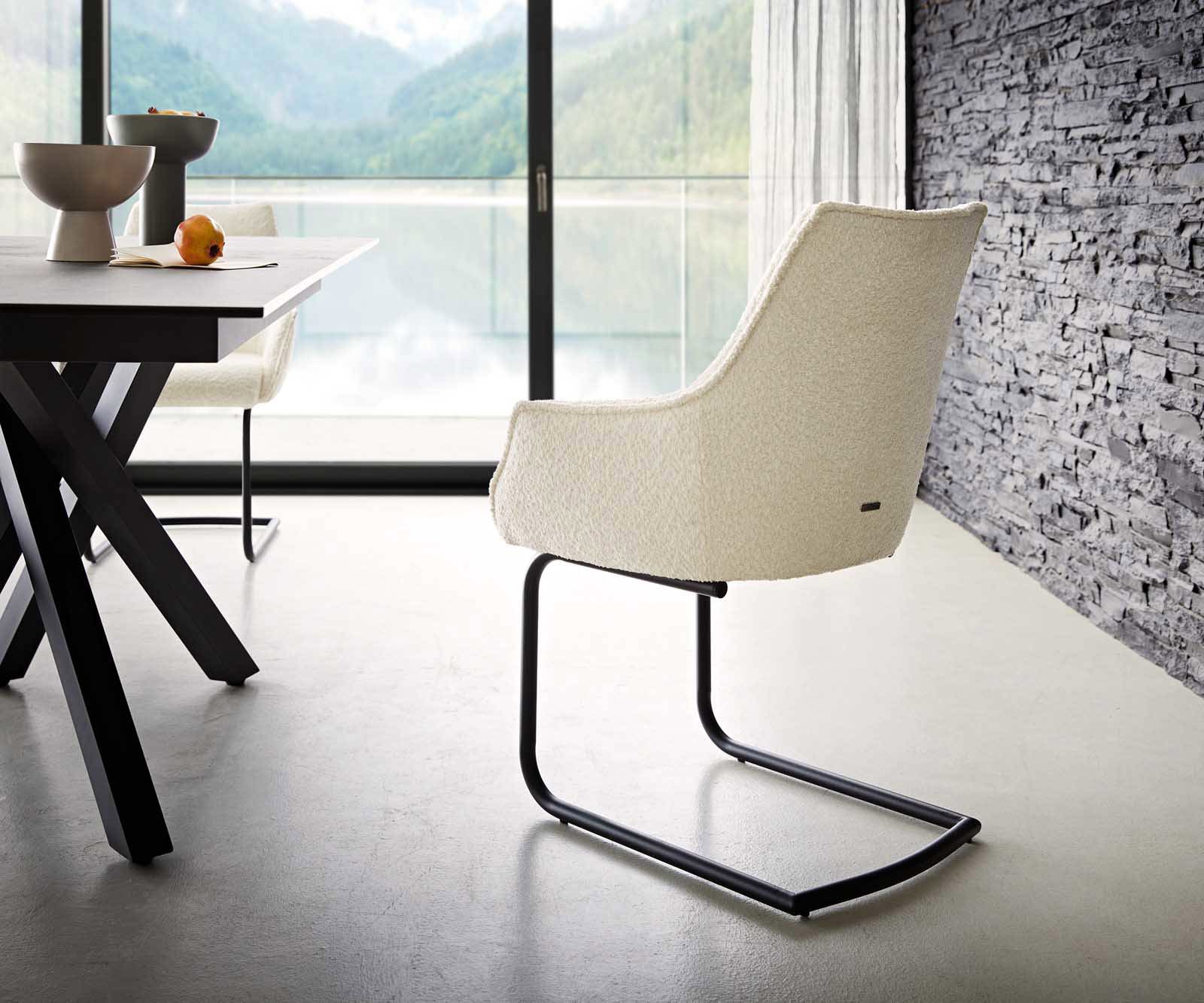 Cantilever Alja-Flex avec accoudoirs bouclé blanc pied cantilever rond noir ressorts ensachés 4 Cantilever Alja-Flex avec accoudoirs bouclé blanc pied cantilever rond noir ressorts ensachés 4