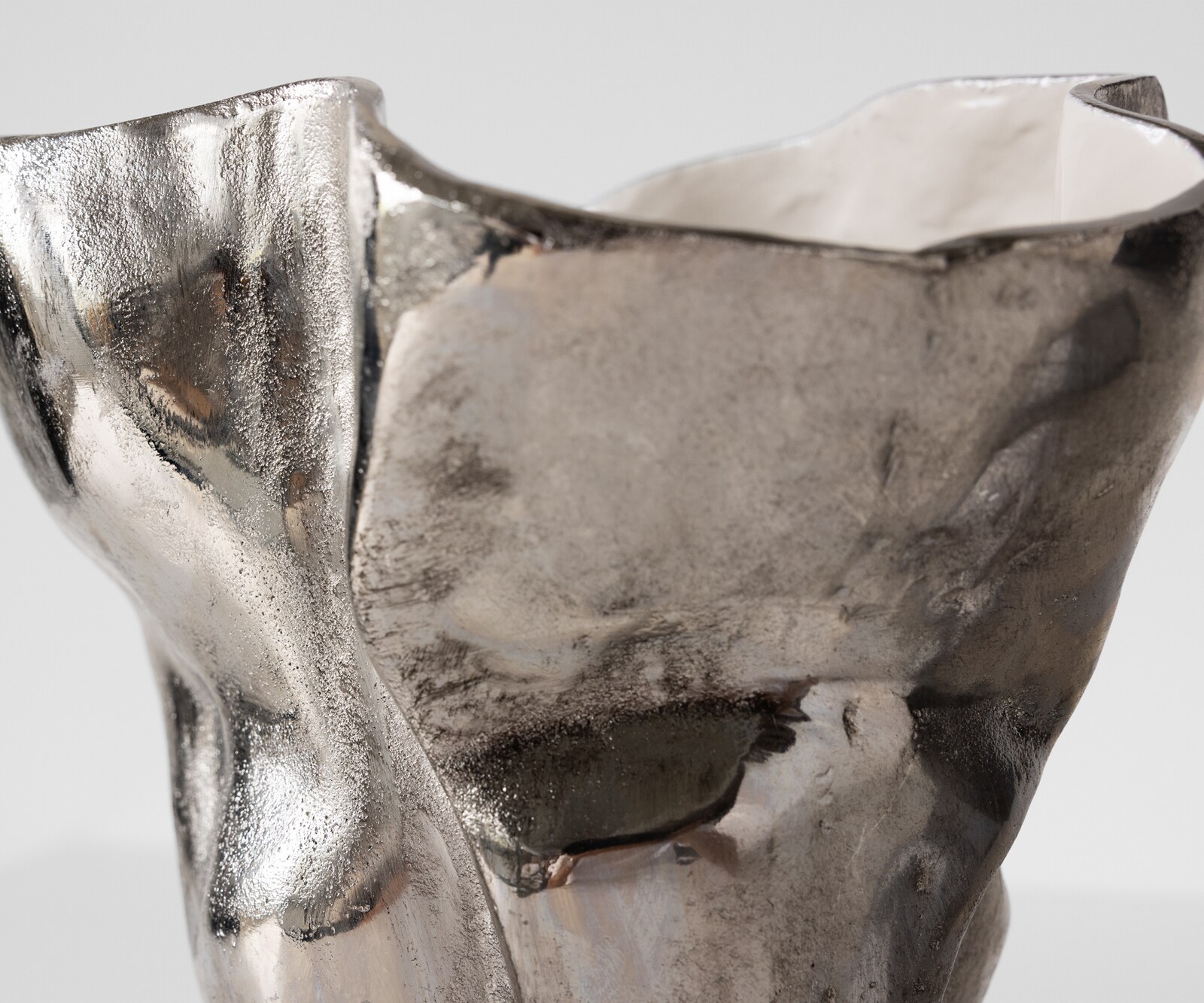 Vase Mimoro l28 x P24 x H38 cm Aluminium Platin Opal Fait main 3