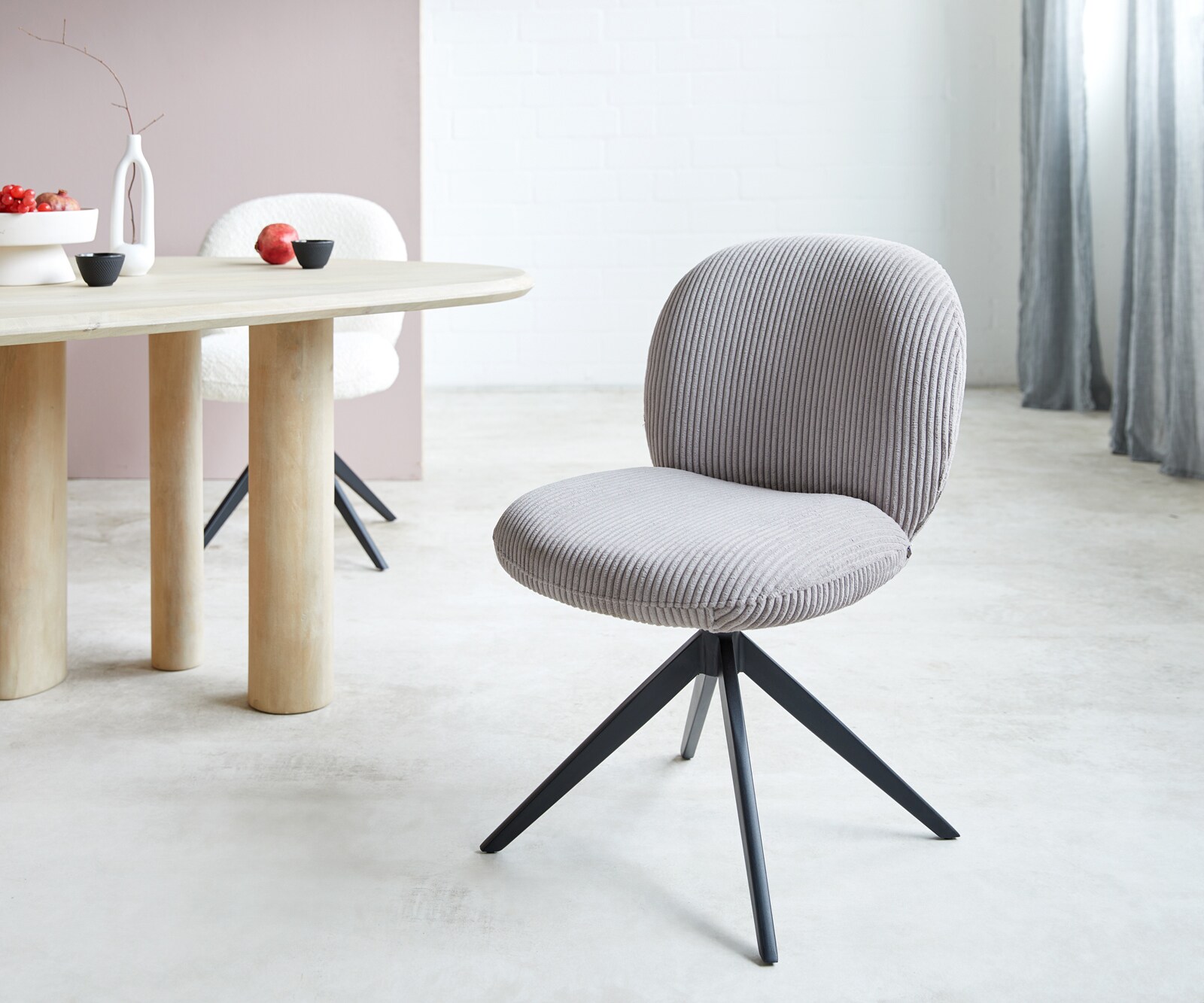 Chaise-pivotante Nube-Flex côtelé gris argenté pied croisé large noir pivotement sur 360° ressorts ensachés