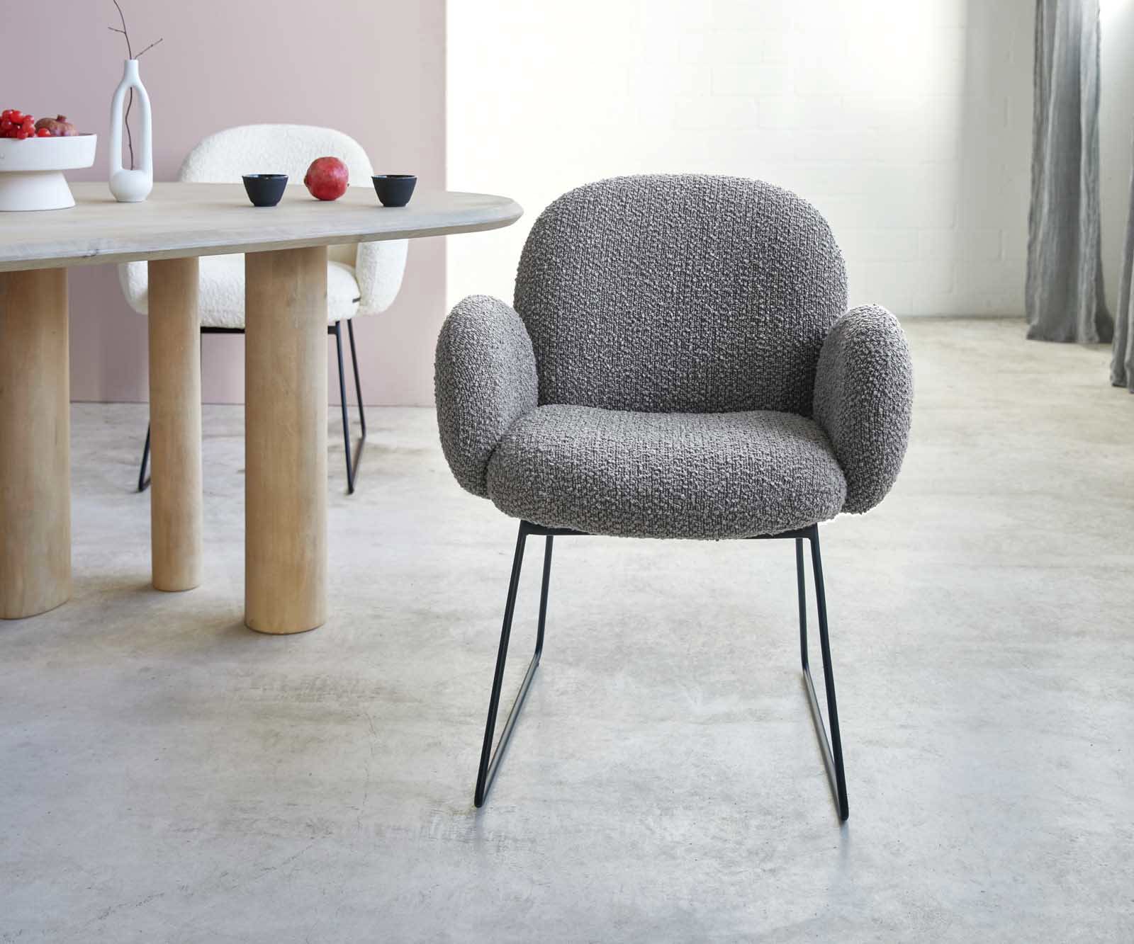 Chaise-de-salle-à-manger Nube-Flex avec accoudoirs bouclé gris argenté pied trapèze noir ressorts ensachés 1 Chaise-de-salle-à-manger Nube-Flex avec accoudoirs bouclé gris argenté pied trapèze noir ressorts ensachés 1