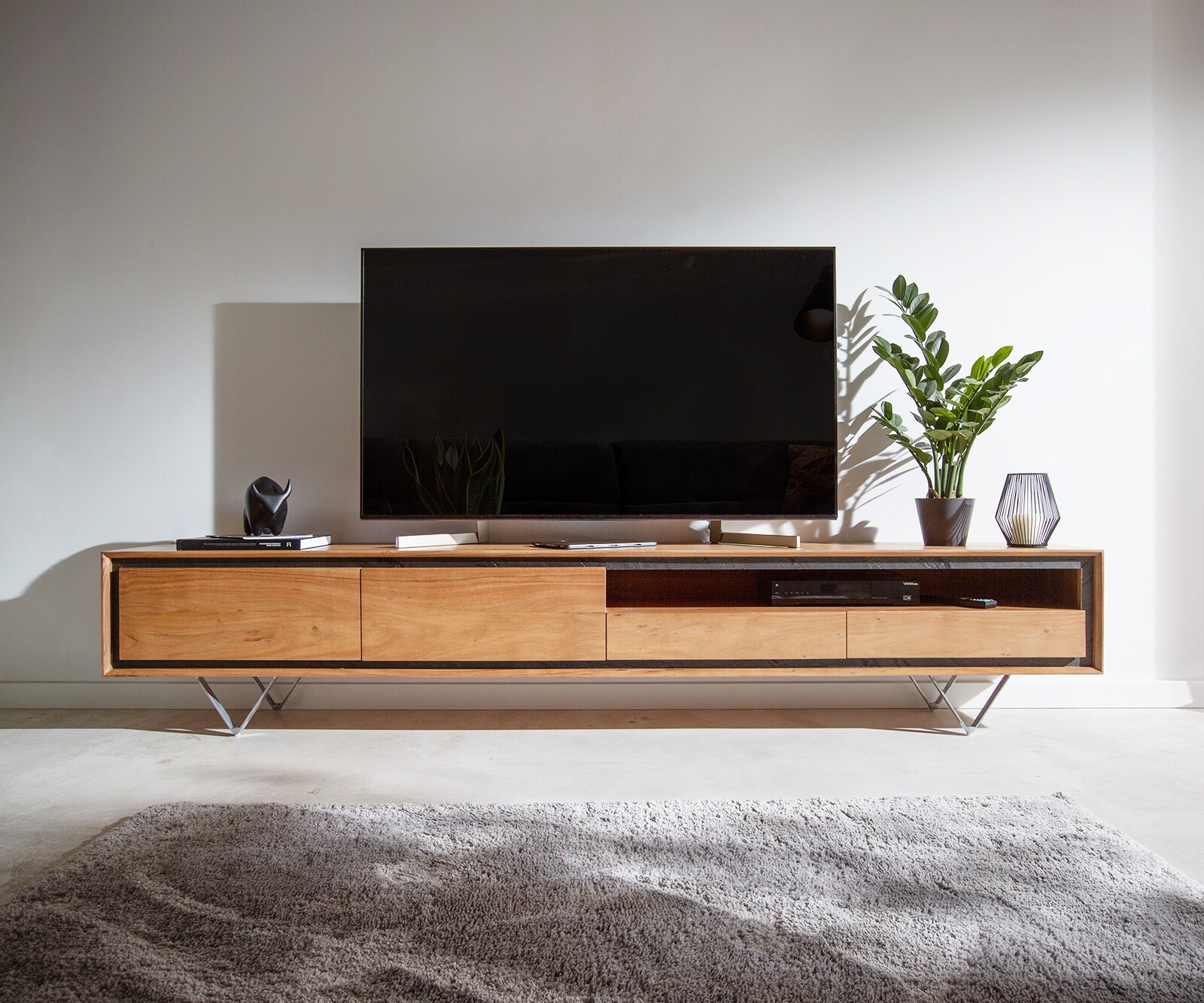 Buffet bas Stonegrace 240 cm acacia nature 2 portes 1 compartiment 2 tiroirs placage en pierre pieds en V 1