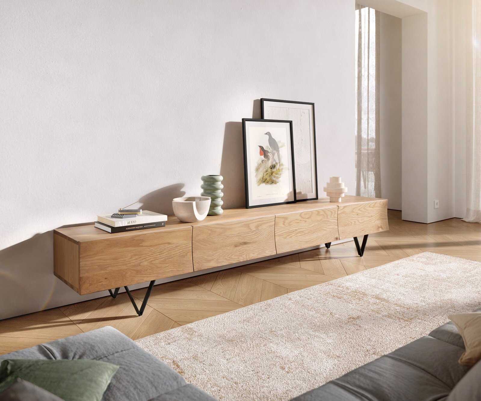 Meuble-TV Wyatt 220 cm chêne naturel 4 tiroirs pied en V métal noir