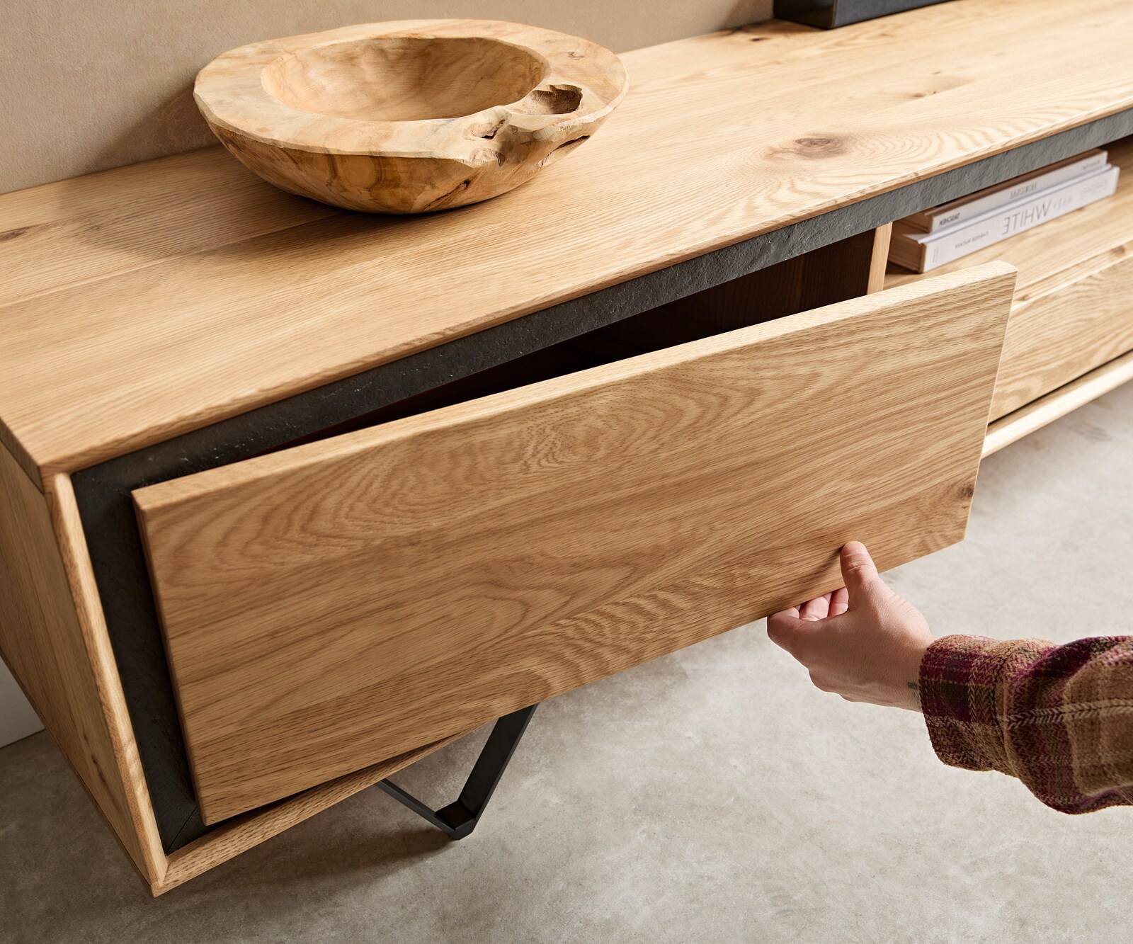 Meuble TV Stonegrace 240 cm Chêne naturel 2 portes 1 compartiment 2 tiroirs Placage pierre Pied en V métal noir 5 Meuble TV Stonegrace 240 cm Chêne naturel 2 portes 1 compartiment 2 tiroirs Placage pierre Pied en V métal noir 5