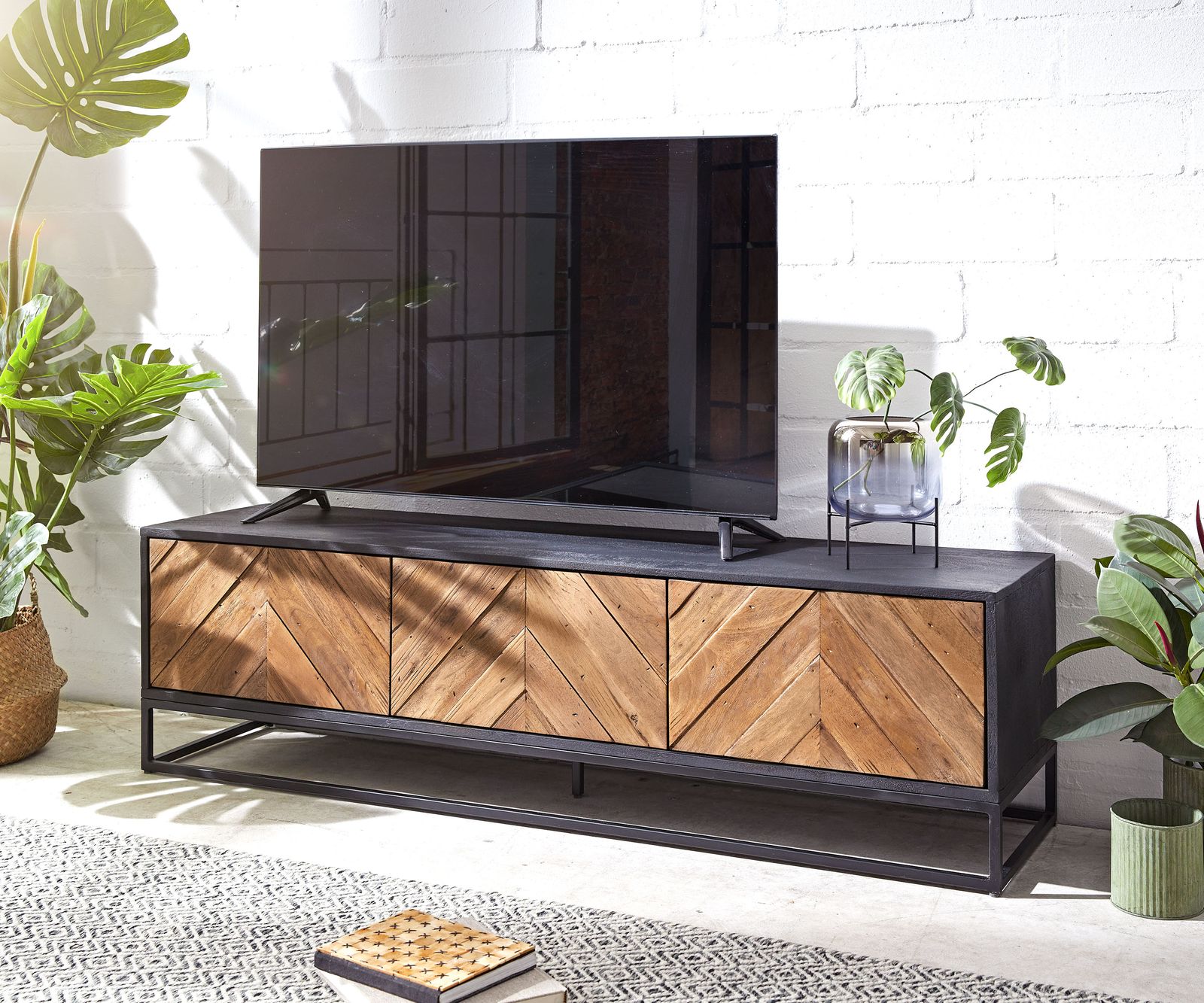 Meuble-TV Famke 145 cm manguier teck 3 portes Meuble-TV Famke 145 cm manguier teck 3 portes