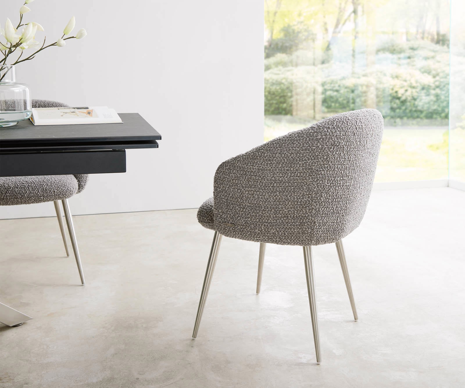 Chaise-de-salle-à-manger Caja-Flex avec accoudoirs bouclé gris argenté 4 pieds coniques acier inoxydable brossé ressorts ensachés 4 Chaise-de-salle-à-manger Caja-Flex avec accoudoirs bouclé gris argenté 4 pieds coniques acier inoxydable brossé ressorts ensachés 4