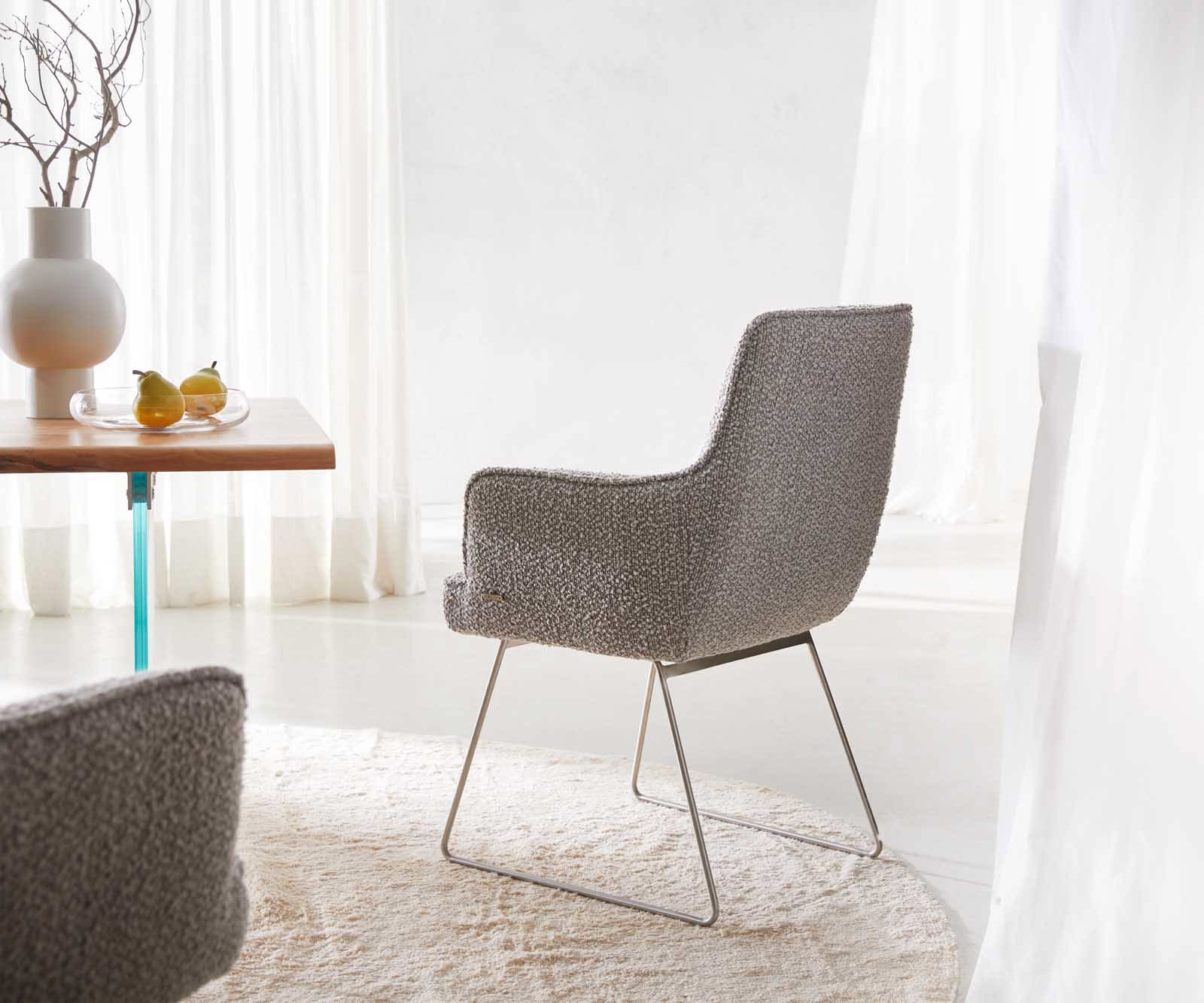 Chaise-de-salle-à-manger Heira-Flex avec accoudoirs bouclé gris argenté pied trapèze acier inoxydable brossé ressorts ensachés 4 Chaise-de-salle-à-manger Heira-Flex avec accoudoirs bouclé gris argenté pied trapèze acier inoxydable brossé ressorts ensachés 4