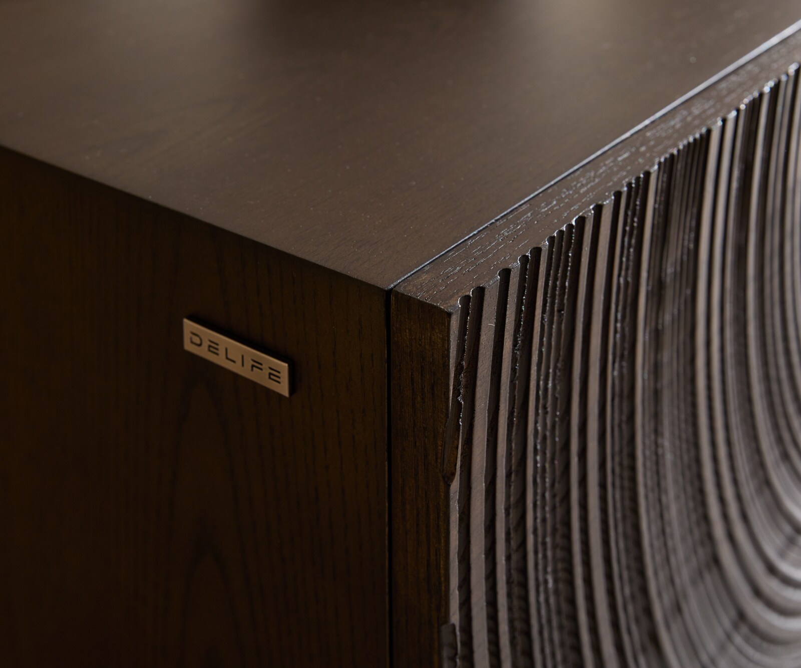 Buffet Ashara 200 cm Frêne brun foncé Effet 3D 4 portes Patins métalliques noirs 3