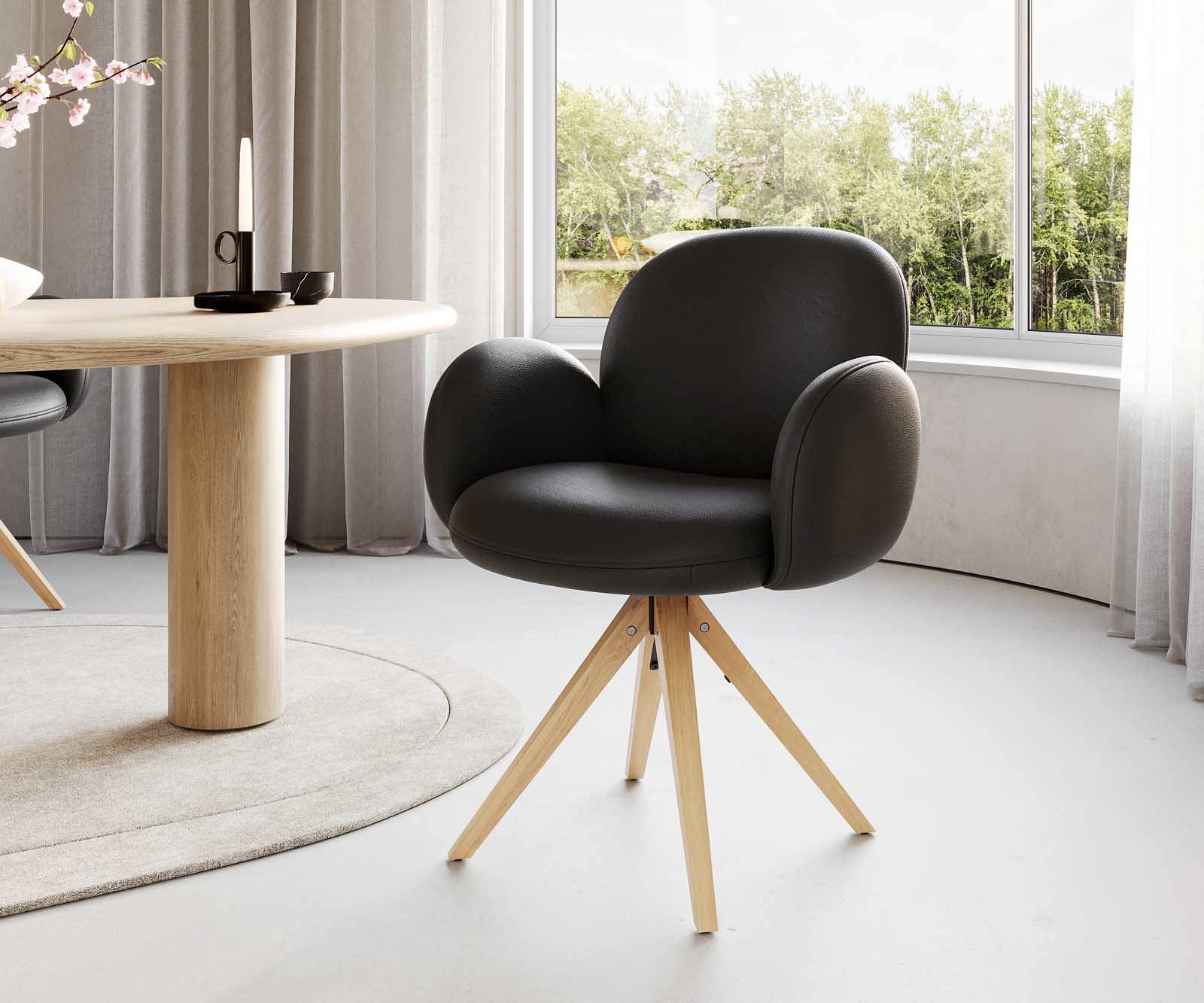 Chaise-pivotante Nube-Flex avec accoudoirs cuir de vache noir pied en bois angulaire naturel pivotement sur 180° ressorts ensachés