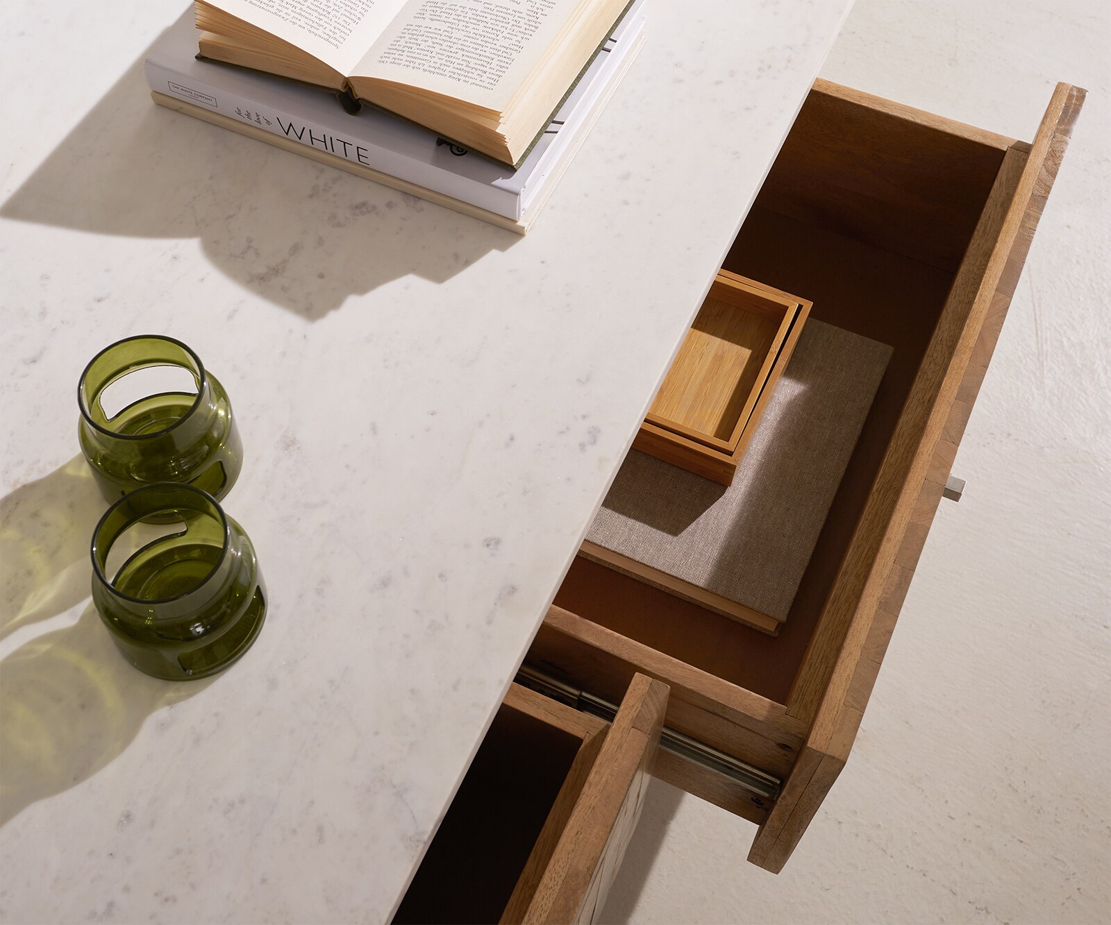 Table basse Bahan 115x60 cm Mangue Teck 2 tiroirs Plateau marbre blanc pied d'angle en acier inoxydable 3