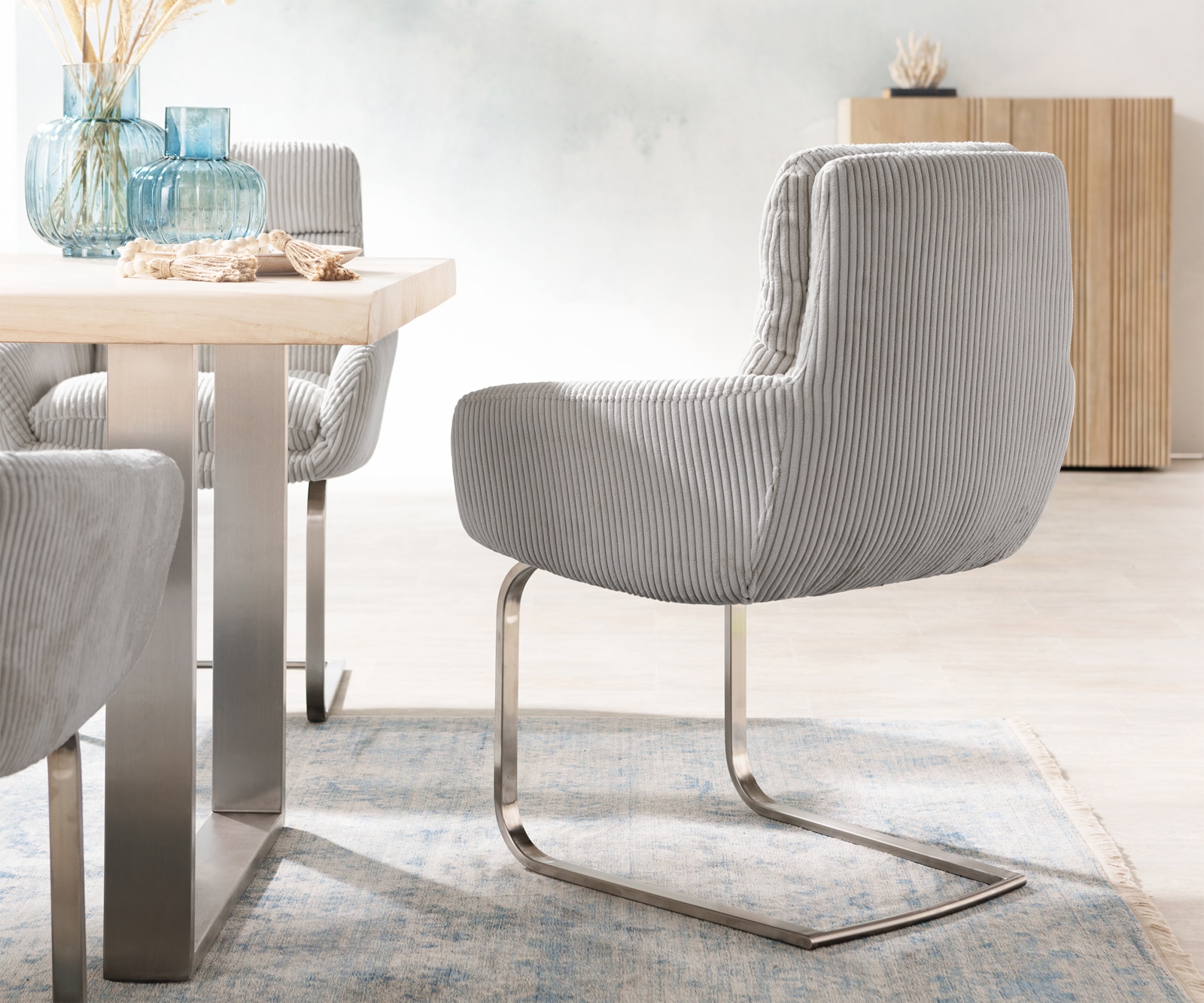 Cantilever Abelia-Flex avec accoudoirs côtelé gris argenté pied cantilever plat acier inoxydable brossé 4 Cantilever Abelia-Flex avec accoudoirs côtelé gris argenté pied cantilever plat acier inoxydable brossé 4