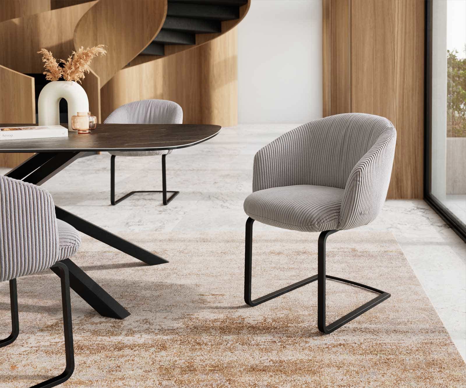 Cantilever Caja-Flex avec accoudoirs côtelé gris argenté pied cantilever plat noir ressorts ensachés Cantilever Caja-Flex avec accoudoirs côtelé gris argenté pied cantilever plat noir ressorts ensachés