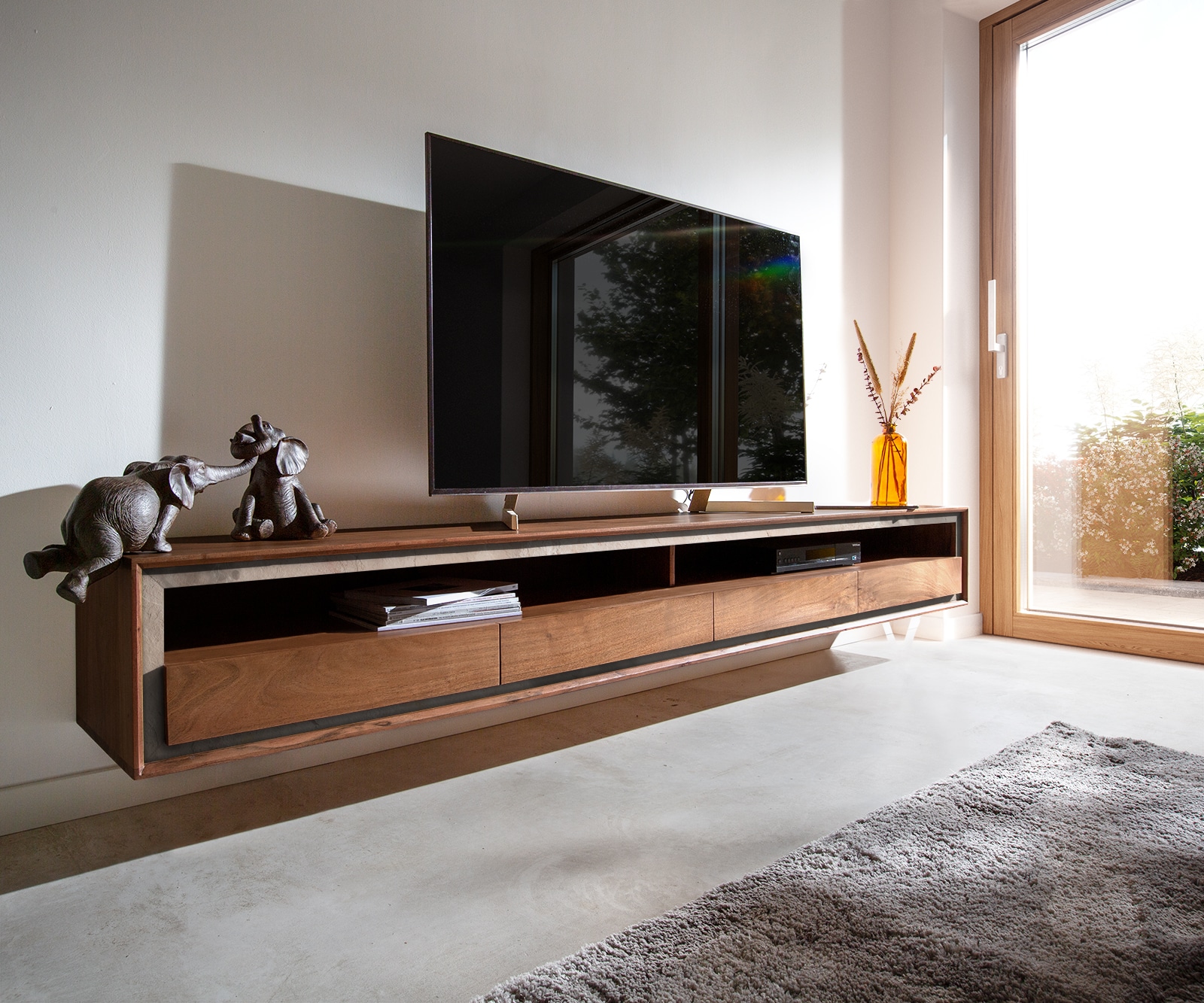 Meuble-TV Stonegrace 240 cm acacia marron plaqué pierre 4 tiroirs 1 compartiment suspendu Meuble-TV Stonegrace 240 cm acacia marron plaqué pierre 4 tiroirs 1 compartiment suspendu