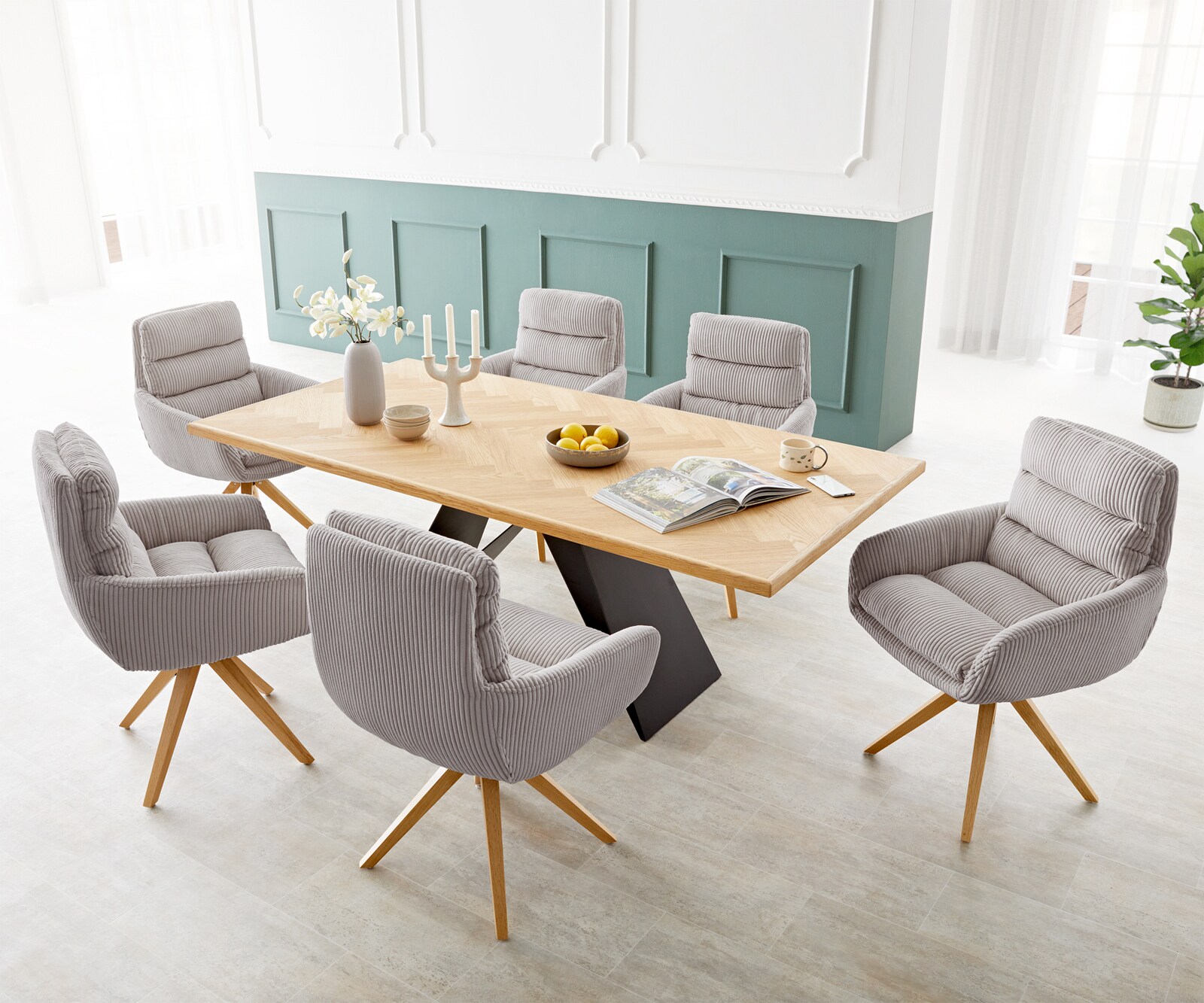 Chaise-de-salle-à-manger Abelia-Flex avec accoudoirs côtelé gris argenté pied en bois angulaire naturel 3 Chaise-de-salle-à-manger Abelia-Flex avec accoudoirs côtelé gris argenté pied en bois angulaire naturel 3