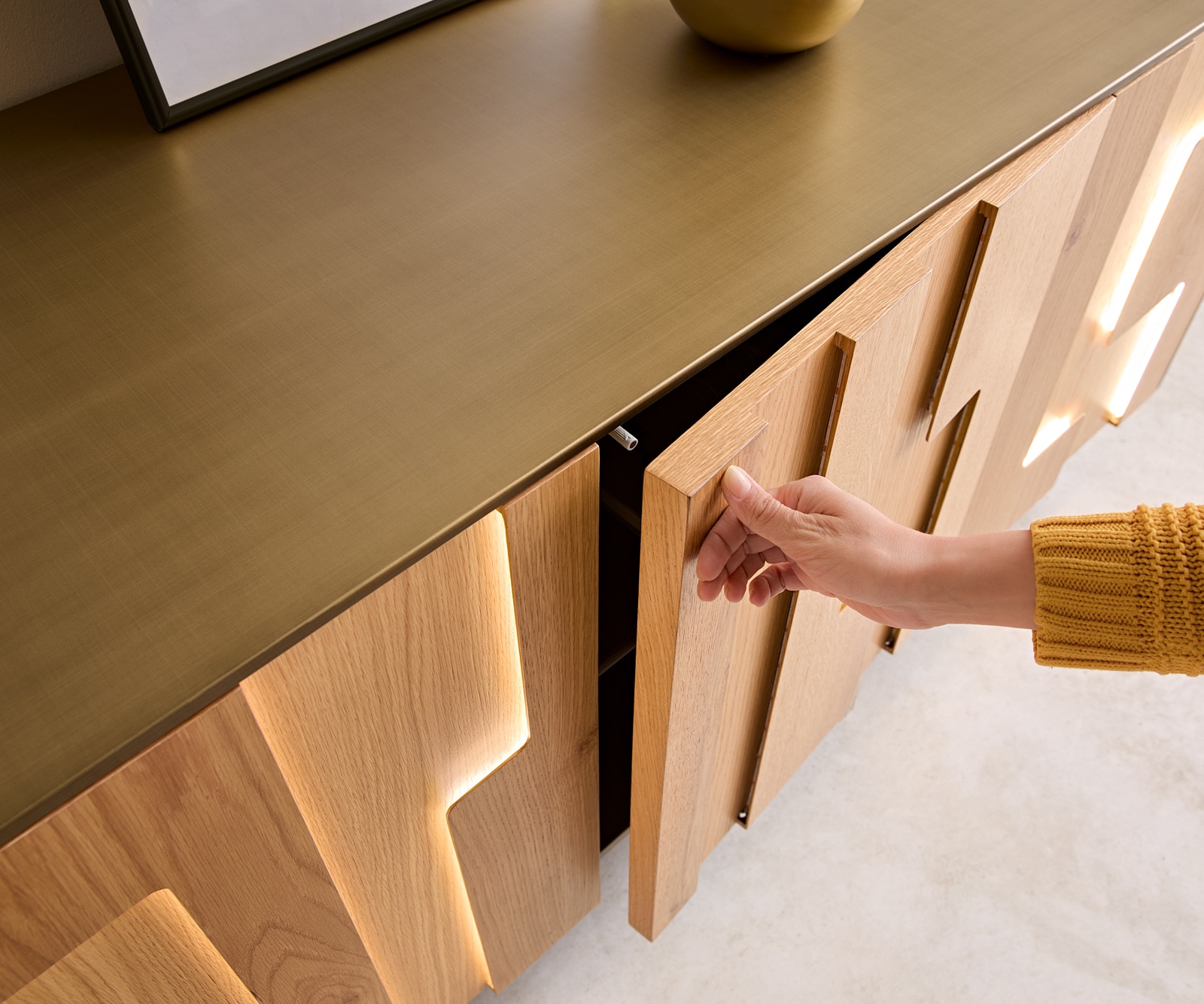 Buffet Taka 200 cm or métallique 4 portes flottantes métal noir 4 Buffet Taka 200 cm or métallique 4 portes flottantes métal noir 4