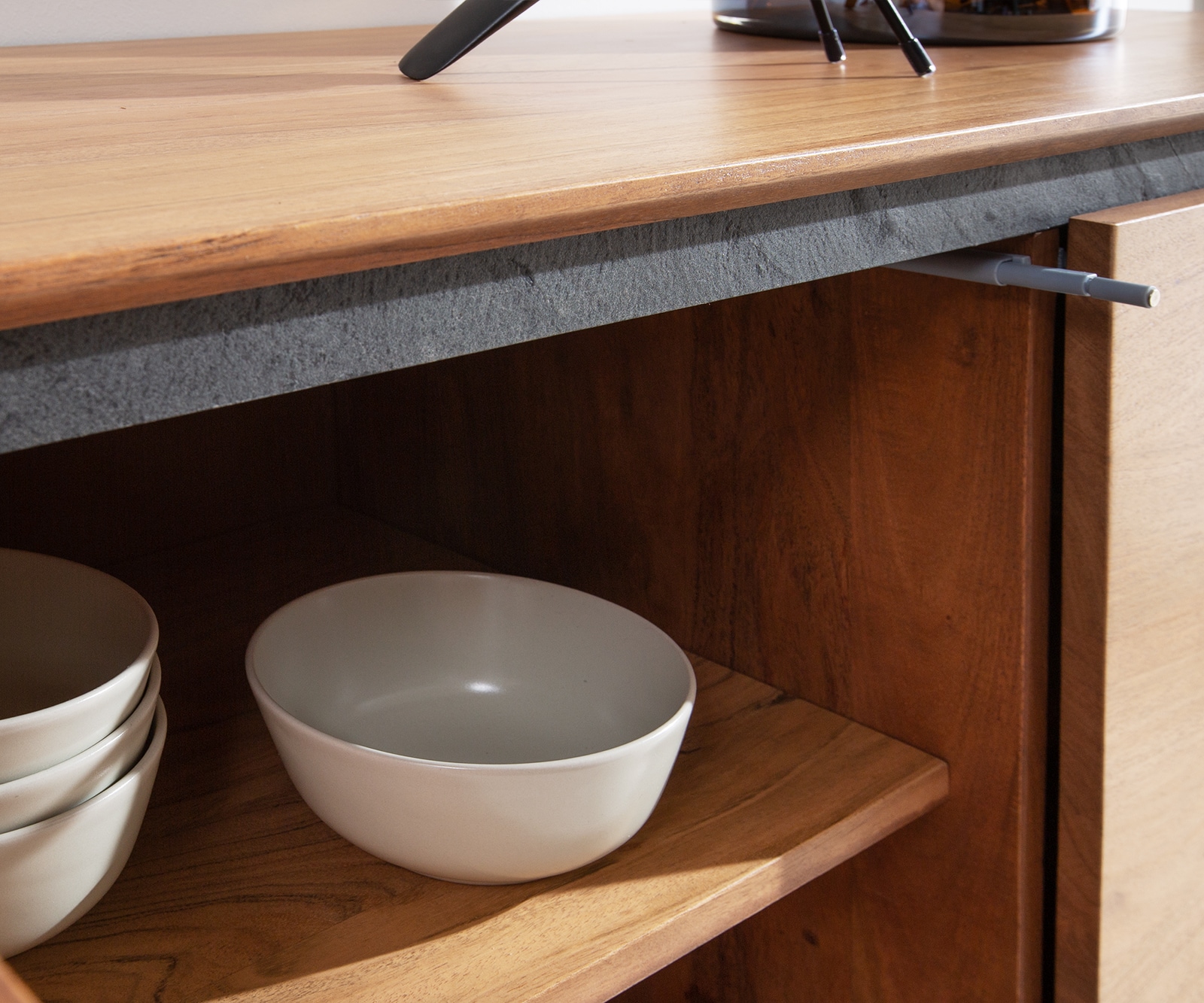 Buffet Stonegrace 145 cm acacia nature 3 portes placage en pierre pieds en V 4 Buffet Stonegrace 145 cm acacia nature 3 portes placage en pierre pieds en V 4