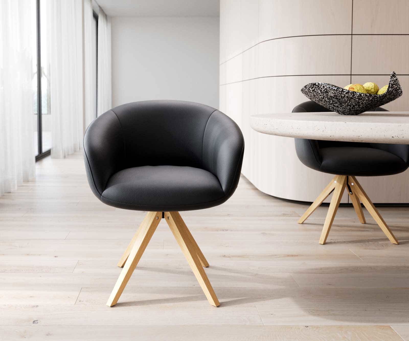 Chaise-pivotante Vinka-Flex avec accoudoirs cuir de vache noir pied en bois angulaire naturel pivotement sur 180° ressorts ensachés 1 Chaise-pivotante Vinka-Flex avec accoudoirs cuir de vache noir pied en bois angulaire naturel pivotement sur 180° ressorts ensachés 1