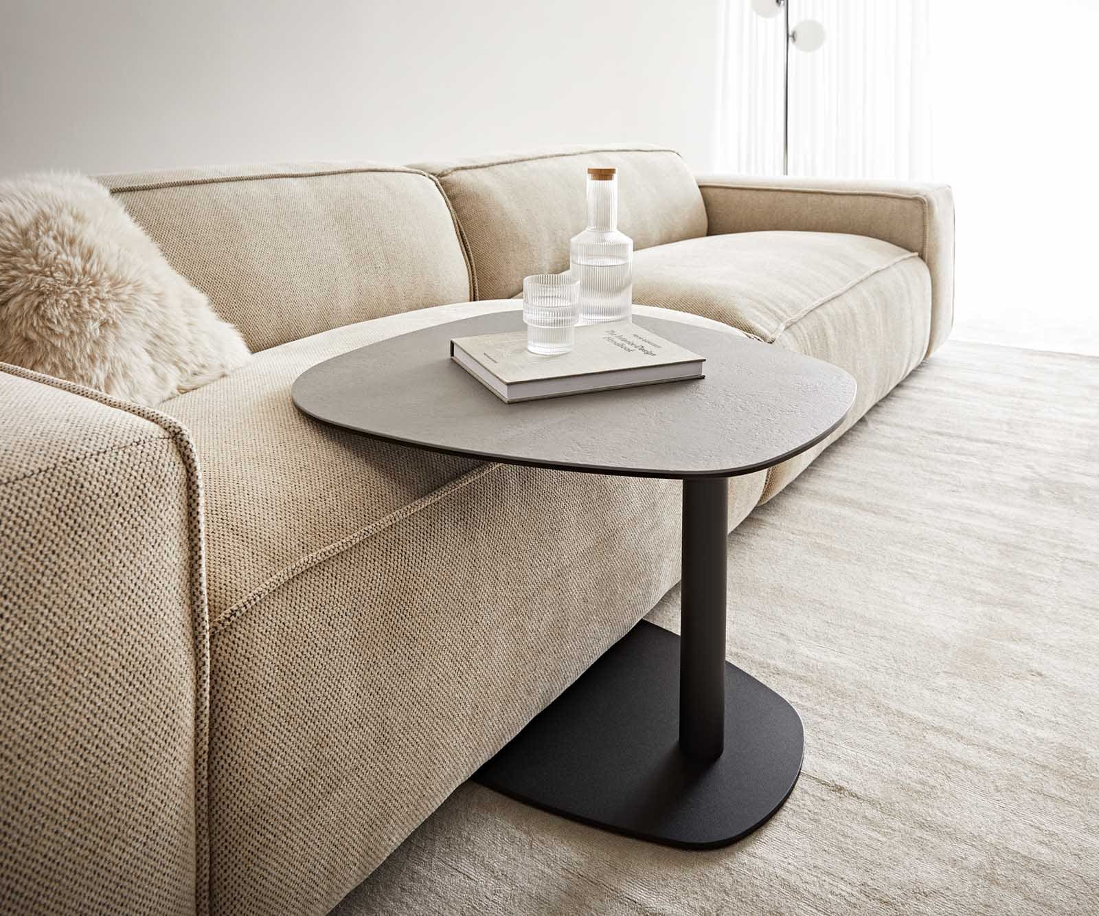 Table d'appoint Elenya 60x60 cm Céramique Aspetto Concreto Couleur béton Piétement métal noir 2 Table d'appoint Elenya 60x60 cm Céramique Aspetto Concreto Couleur béton Piétement métal noir 2