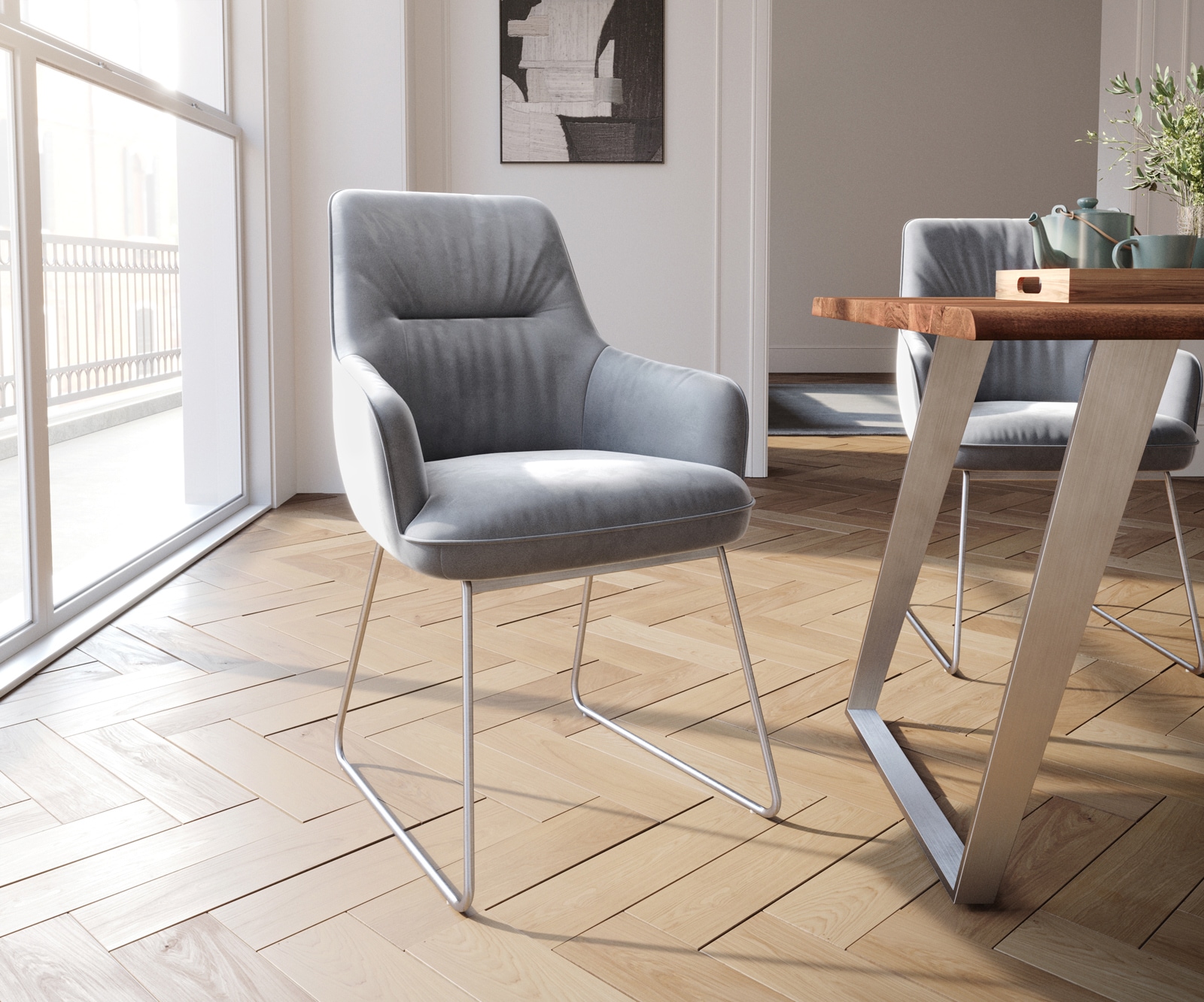 Chaise-de-salle-à-manger Zelia-Flex avec accoudoirs velours gris pied trapèze acier inoxydable brossé ressorts ensachés Chaise-de-salle-à-manger Zelia-Flex avec accoudoirs velours gris pied trapèze acier inoxydable brossé ressorts ensachés