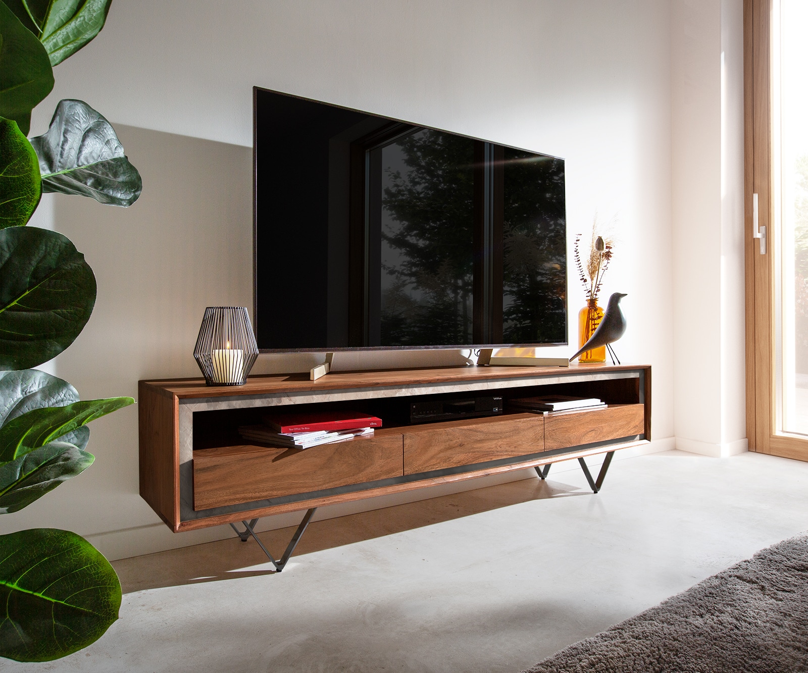 Meuble-TV Stonegrace 175 cm acacia marron plaqué pierre 3 tiroirs 1 compartiment pied en V noir Meuble-TV Stonegrace 175 cm acacia marron plaqué pierre 3 tiroirs 1 compartiment pied en V noir