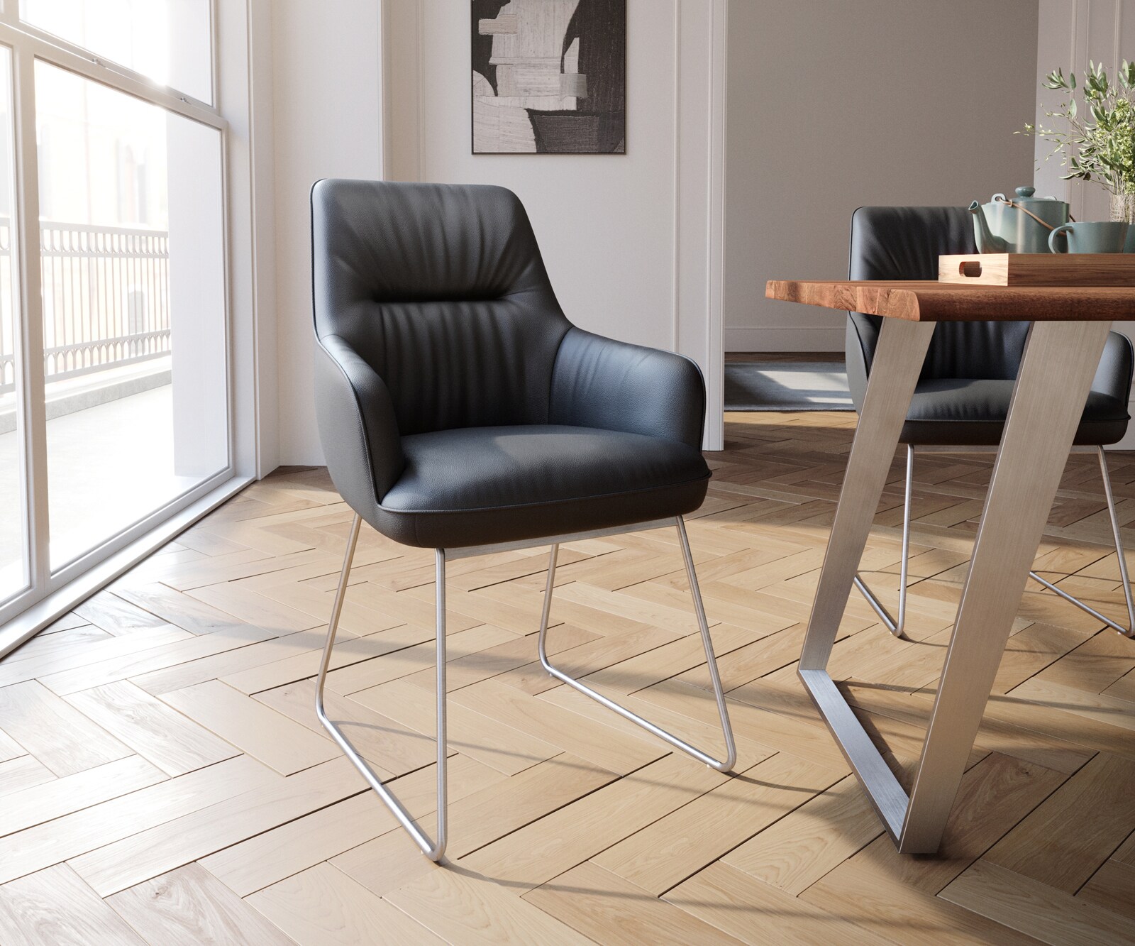 Chaise-de-salle-à-manger Zelia-Flex avec accoudoirs cuir de vache noir pied trapèze acier inoxydable brossé ressorts ensachés