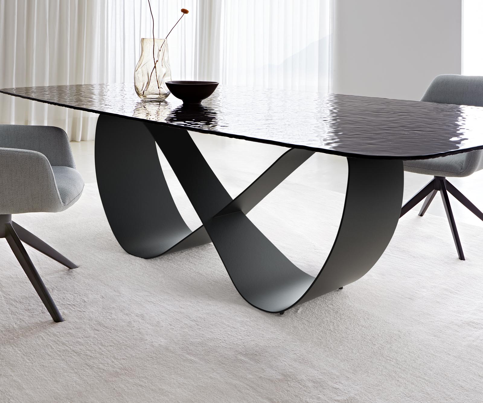 Table à manger Edge Boot 240x120 verre en relief noir fumé design 3D Infinity métal noir 4