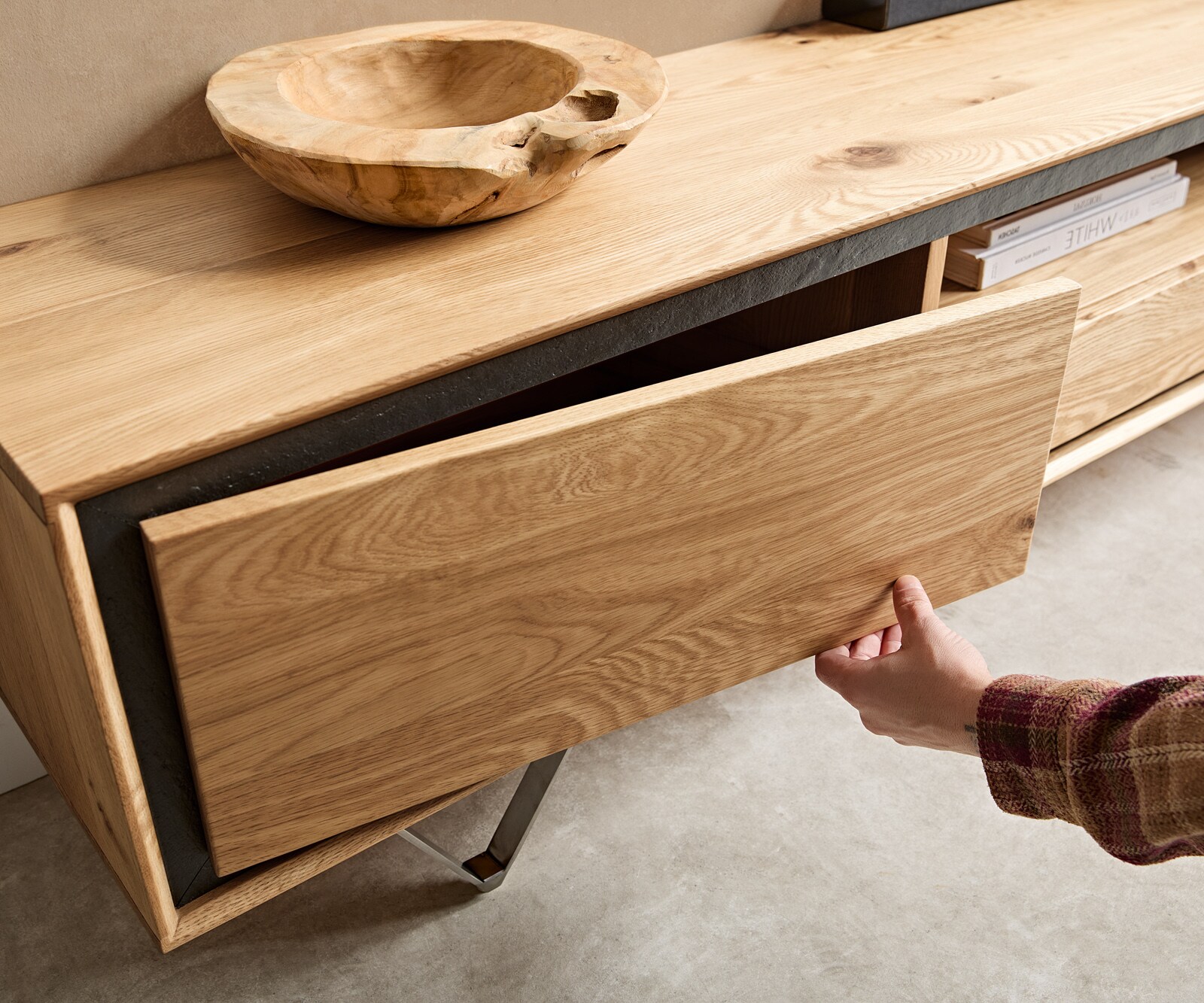 Meuble-TV Stonegrace 240 cm chêne naturel 2 portes 1 compartiment 2 tiroirs placage pierre pied en V inoxydable 5